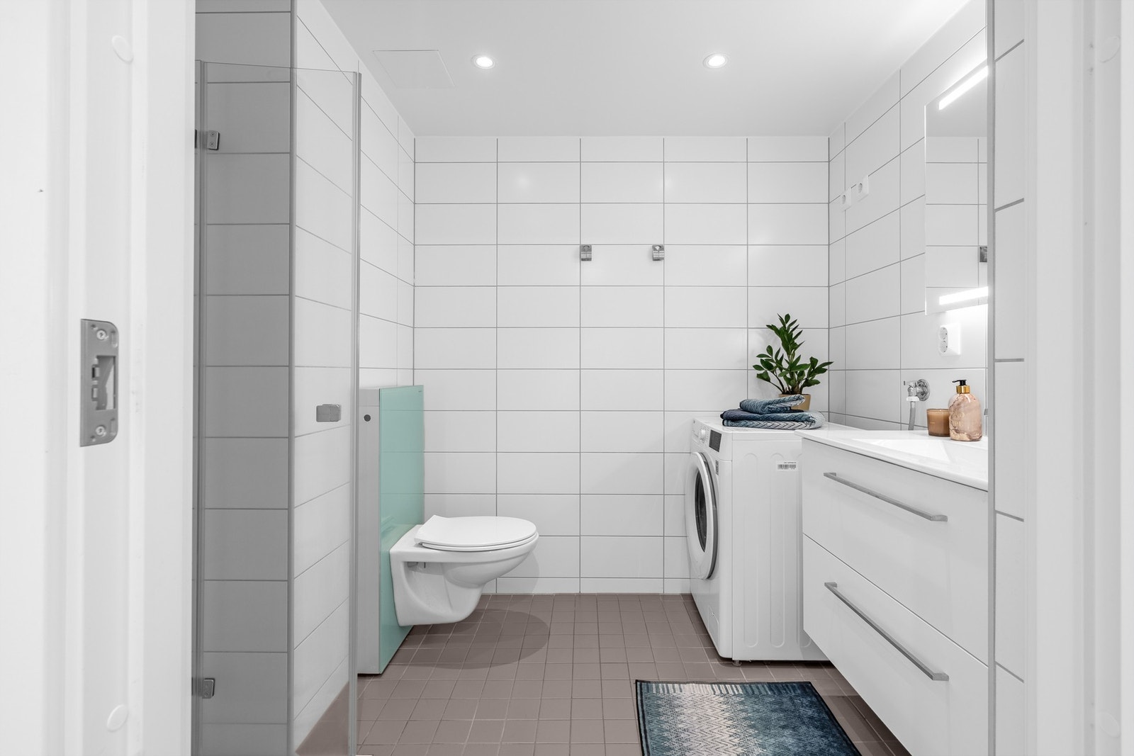 Pent og stort bad med gulvvarme, downlights og opplegg for vaskemaskin! Galleribilde