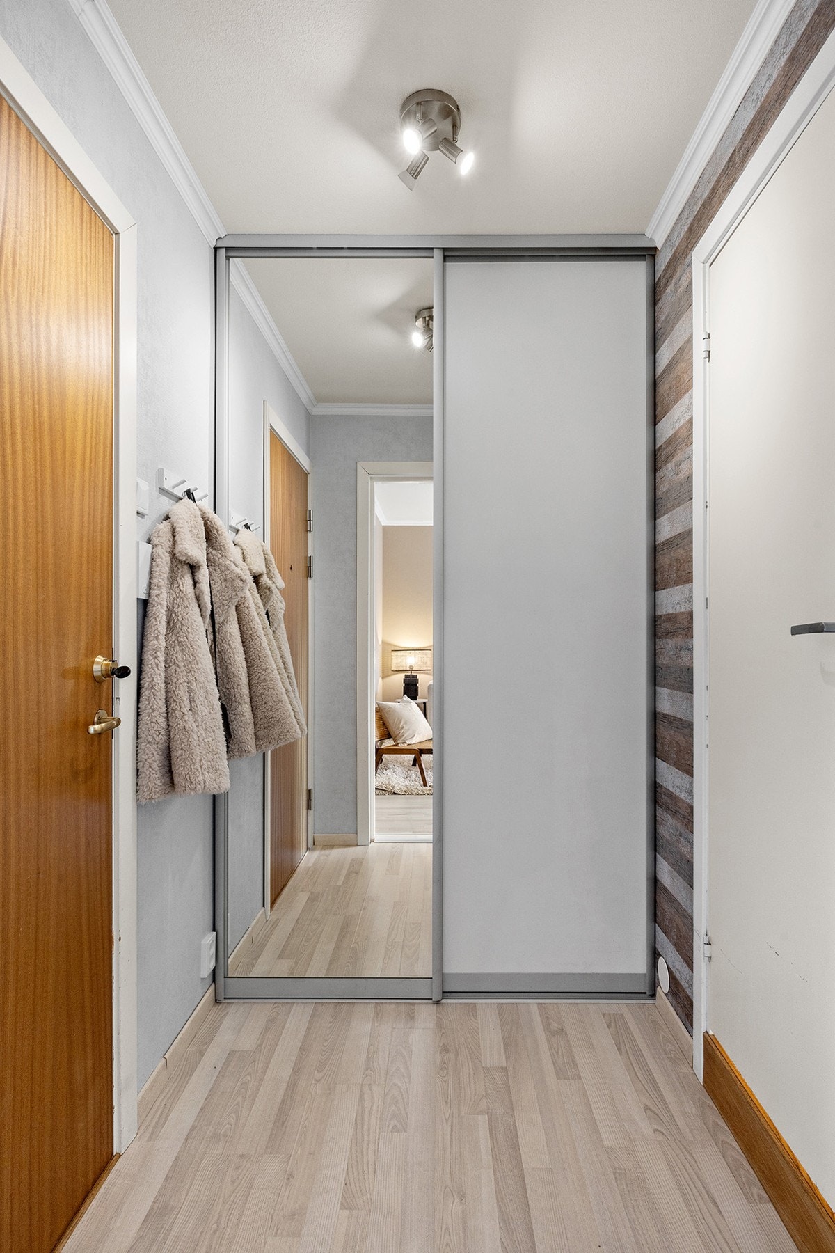 Entré med skyvedørsgarderobe som gir rikelig med oppbevaringsplass. Galleribilde