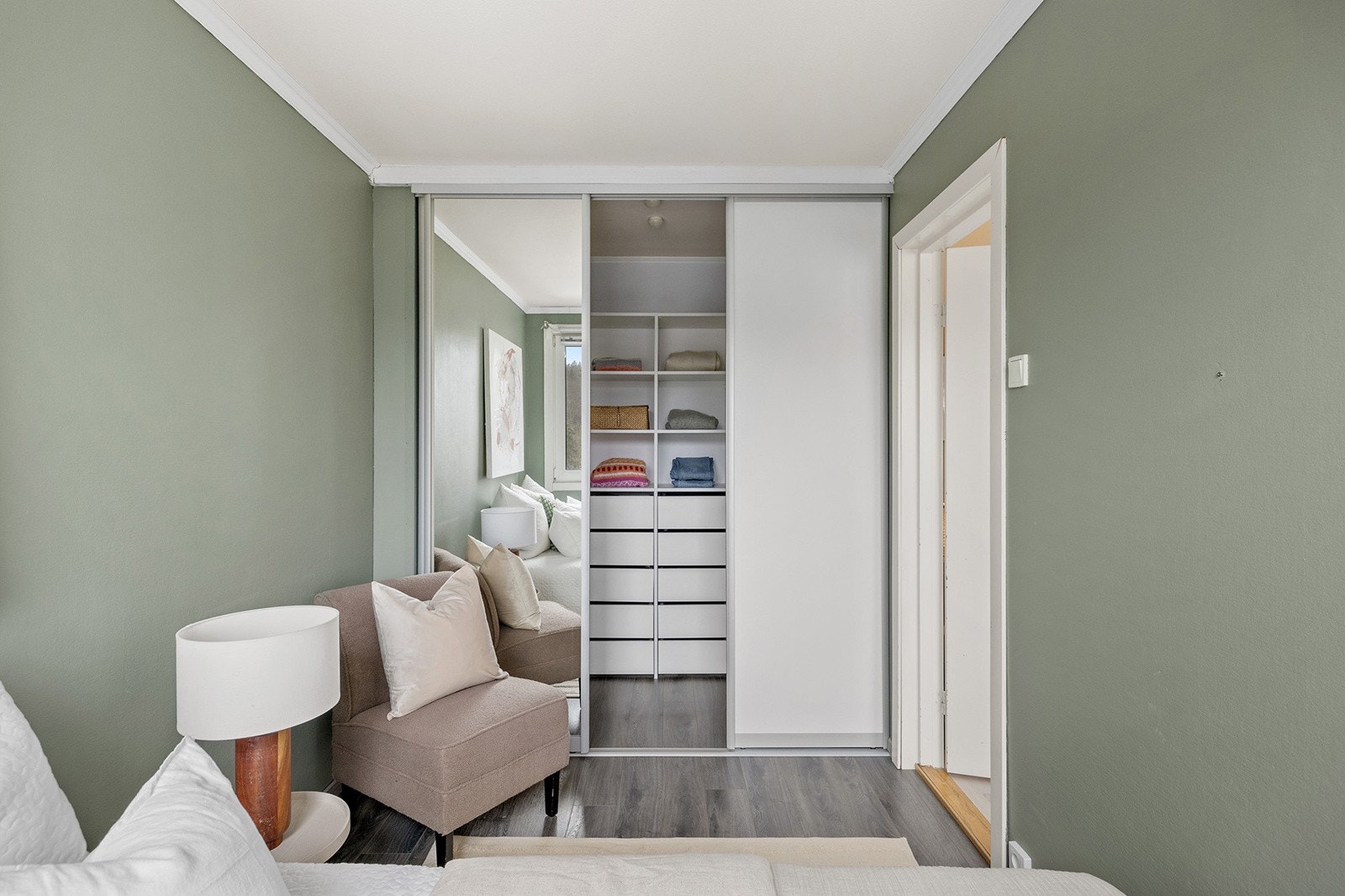 Soverommet har en fin garderobeløsning. Galleribilde