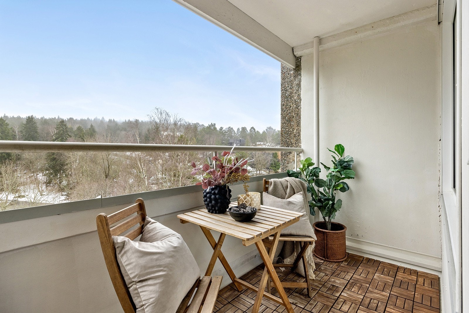 Fra stuen er det adkomst til en balkong, med plass til en hyggelig sitteplass. Galleribilde