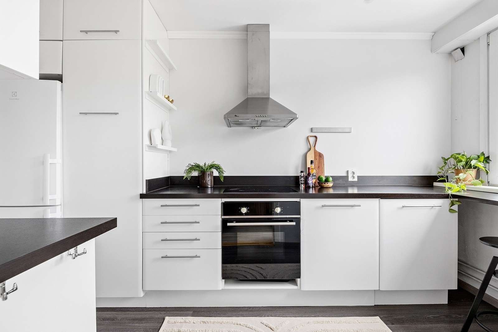 Kjøkken fra 2015 med god benke- og skapplass. Galleribilde