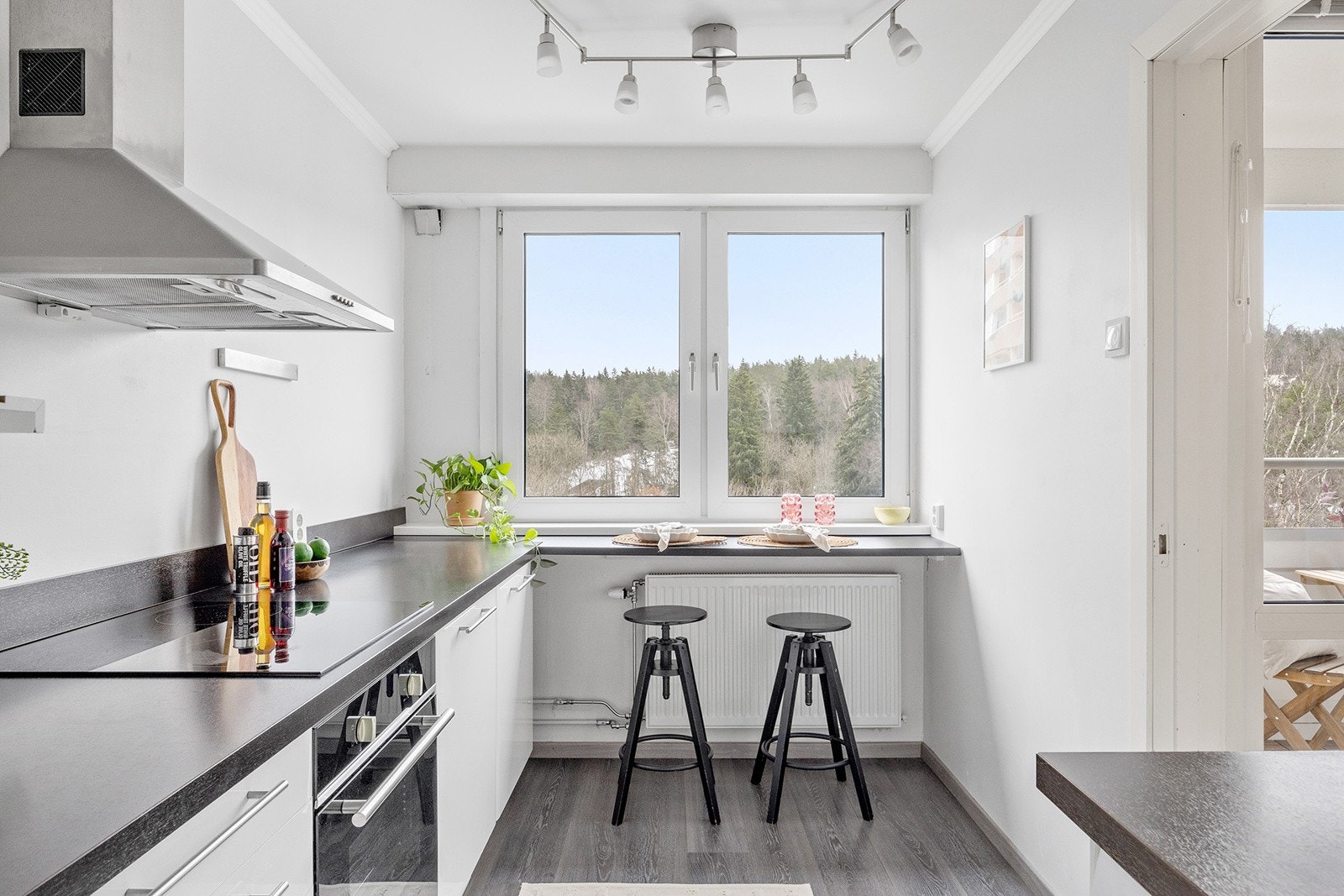 Kjøkken med godt lysinnslipp og et hyggelig sittested til små måltider. Galleribilde