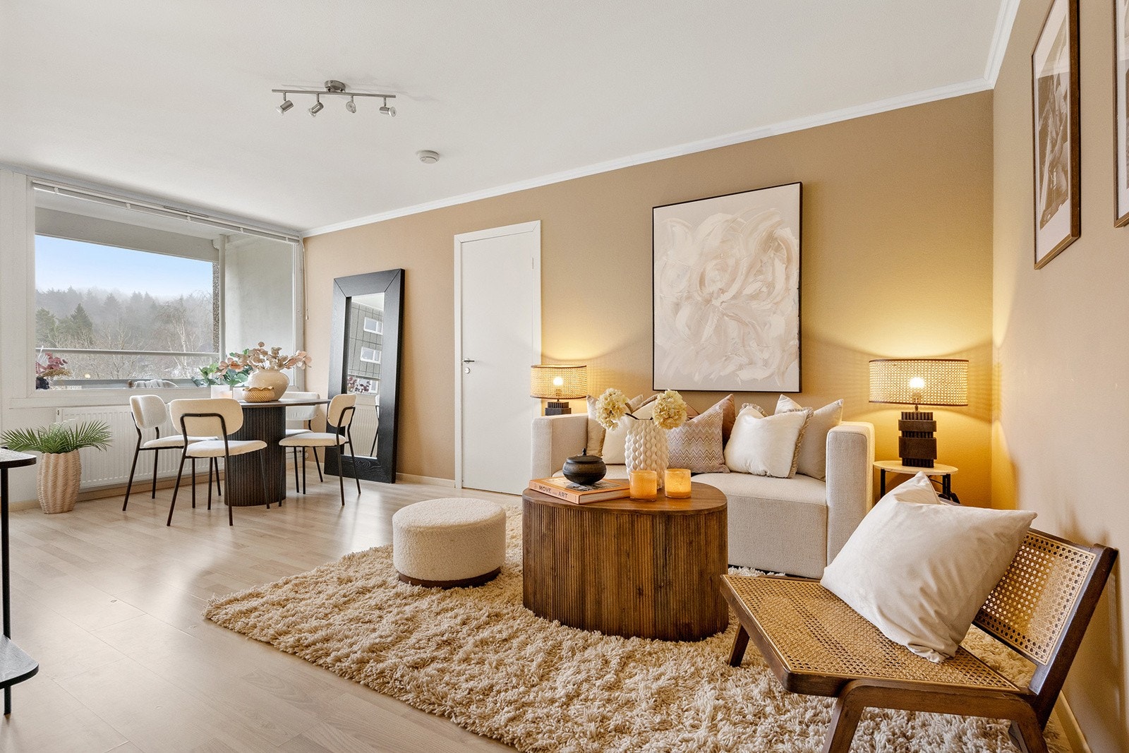 Stuen har god plass til både sofa og sittegruppe. Galleribilde