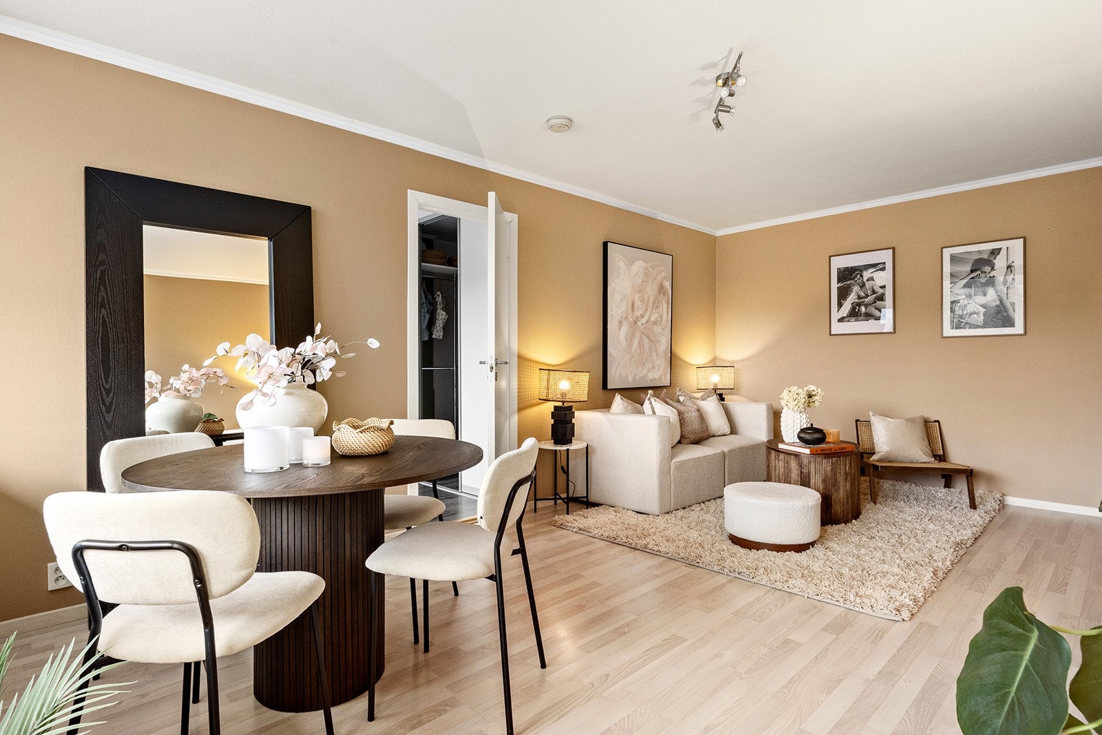 Lys og innbydende stue med store vindusflater som slipper inn rikelig med dagslys og gir en luftig atmosfære. Galleribilde