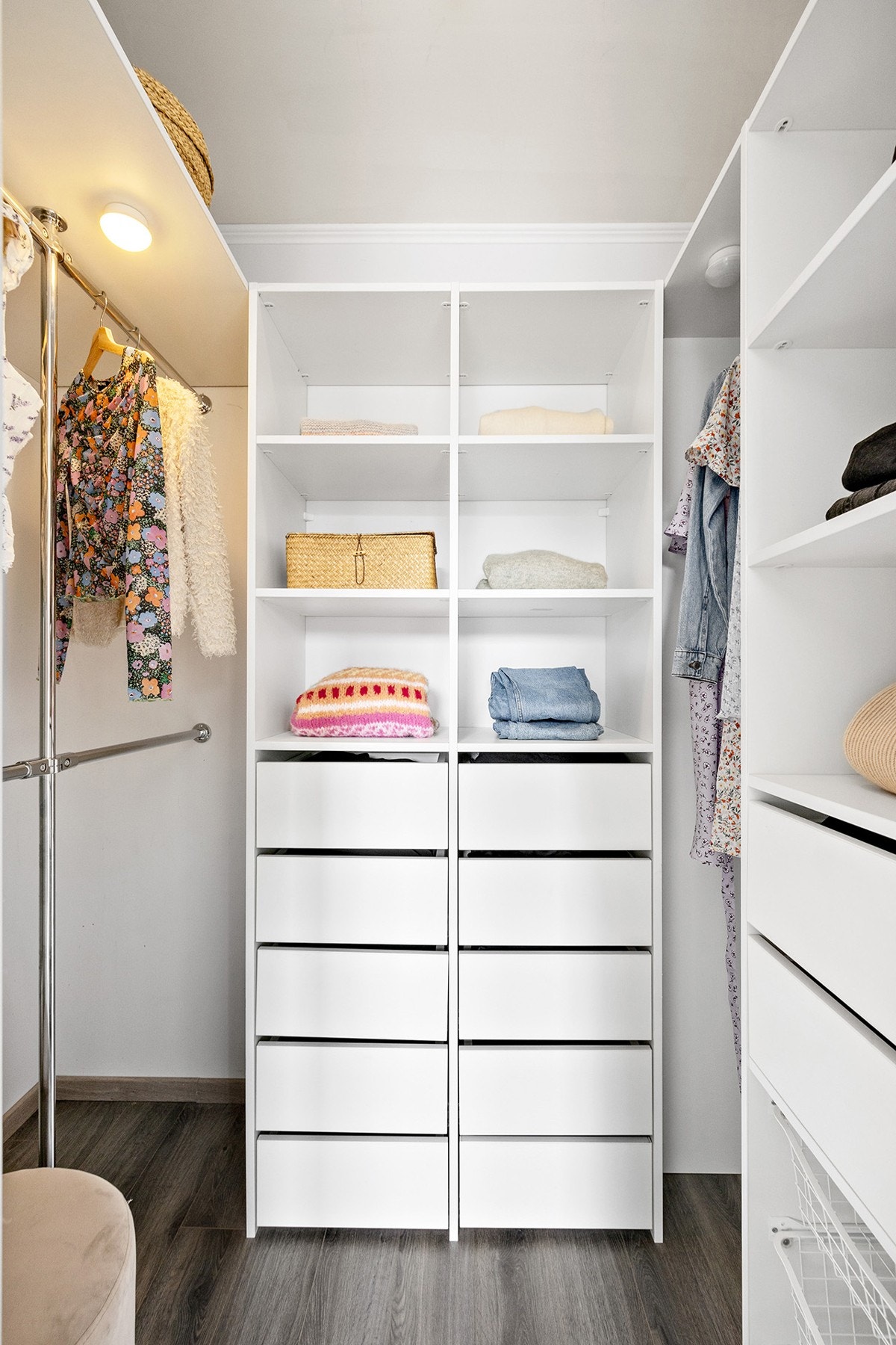 Romslig walk-in garderobe med god oversikt og praktiske oppbevaringsmuligheter. Galleribilde