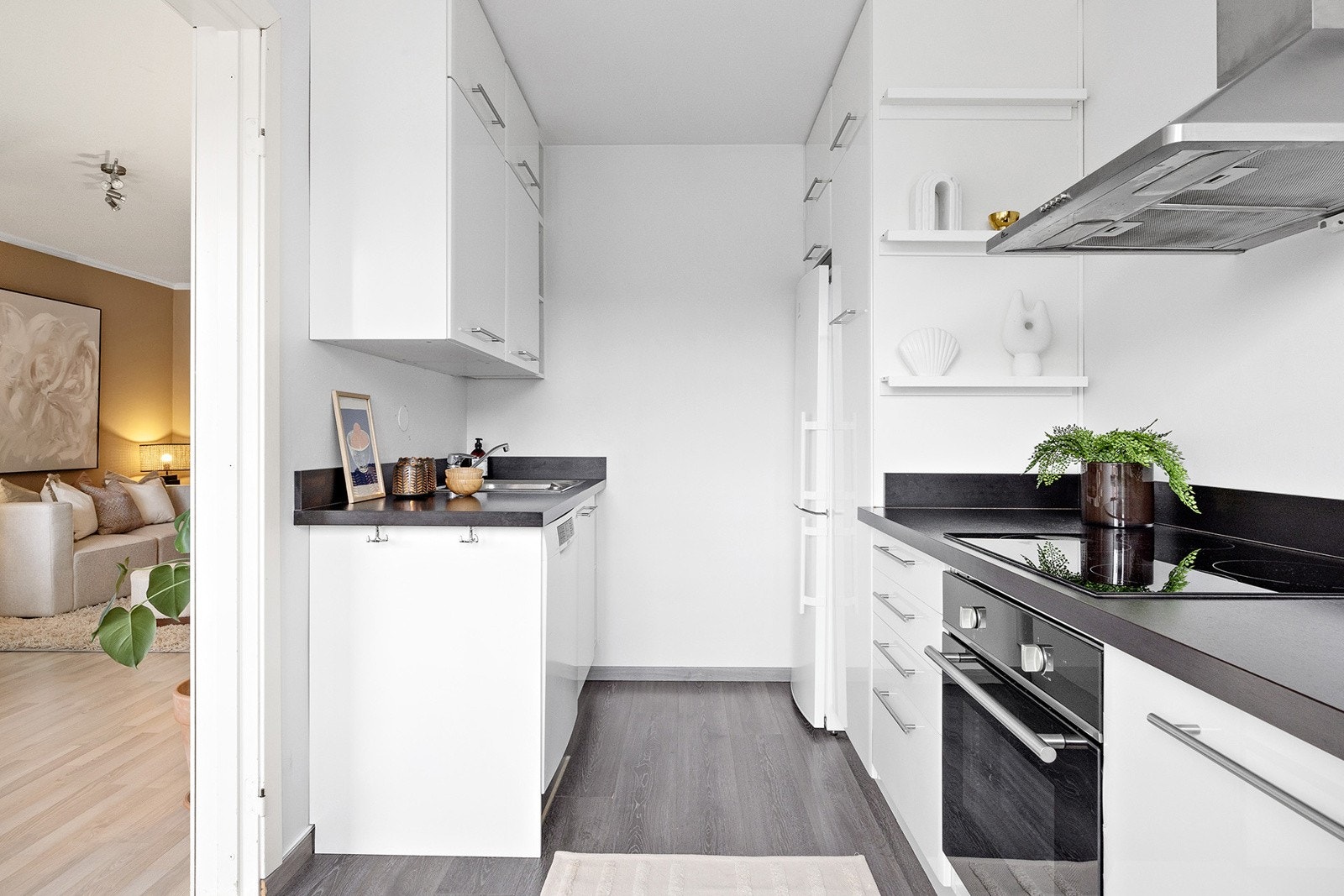 Praktisk og stilrent kjøkken med glatte fronter. Galleribilde