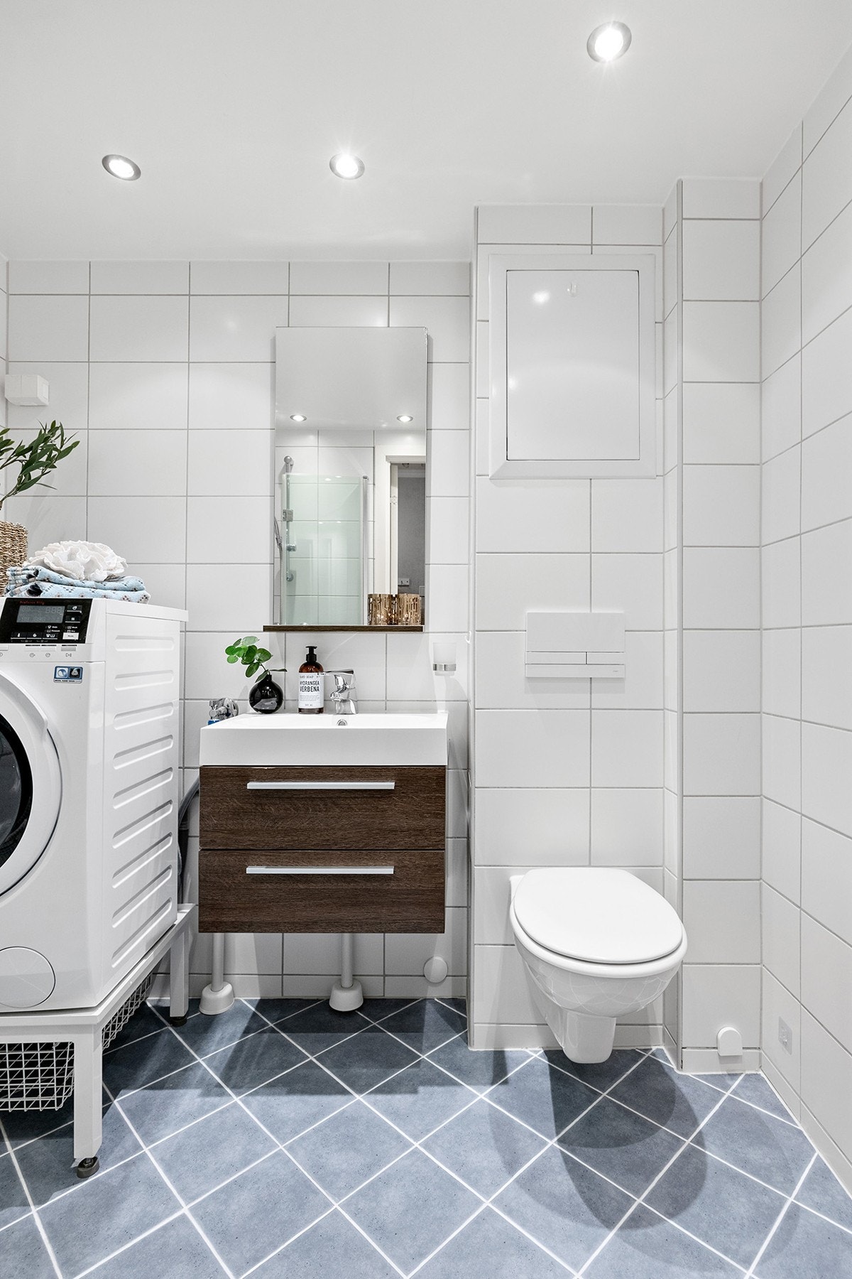 Rommet er innredet med nedfelt servant, toalett, dusjvegger/hjørne. Galleribilde