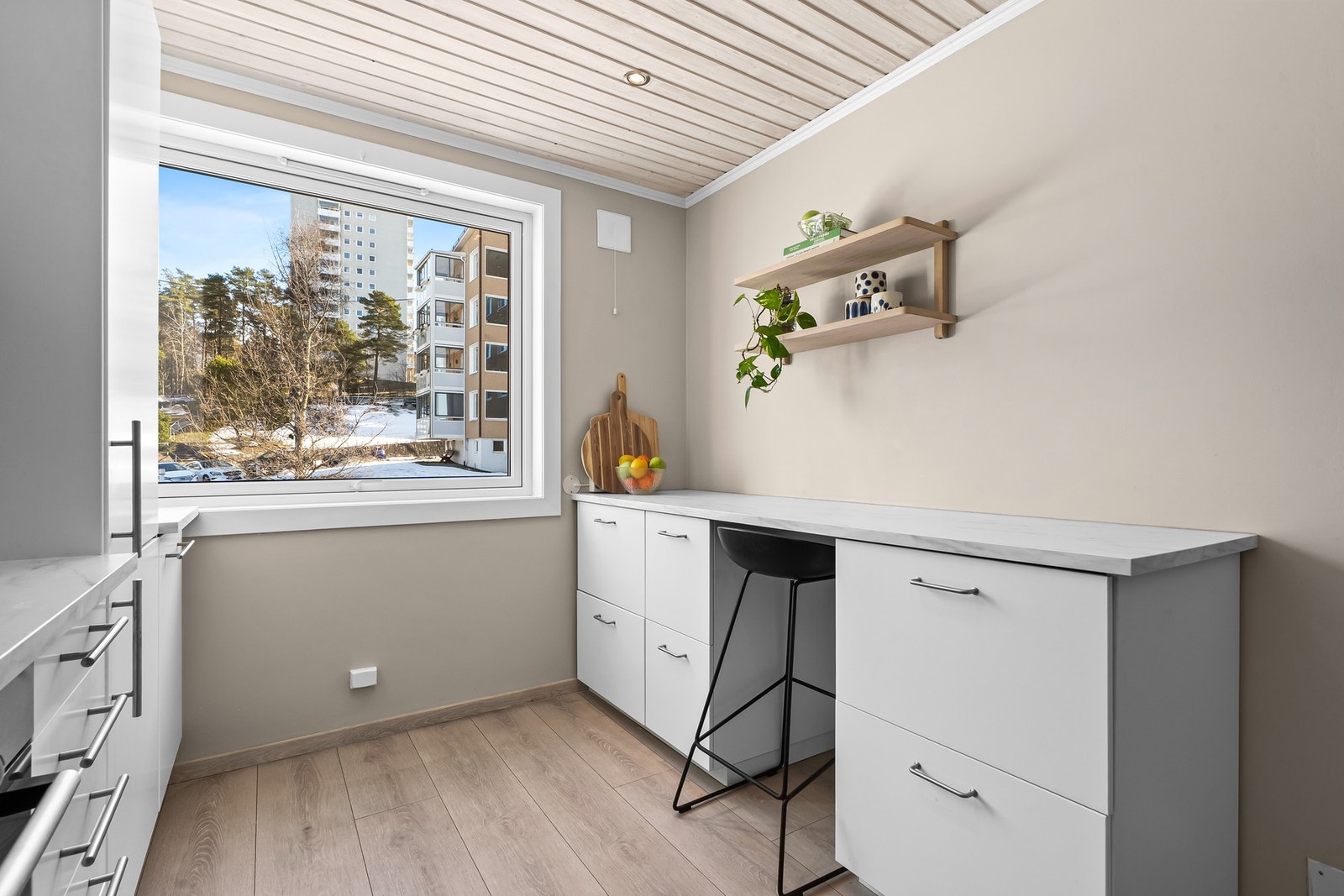 Godt utnyttet kjøkken med benkeløsning for "frokostbord". Galleribilde