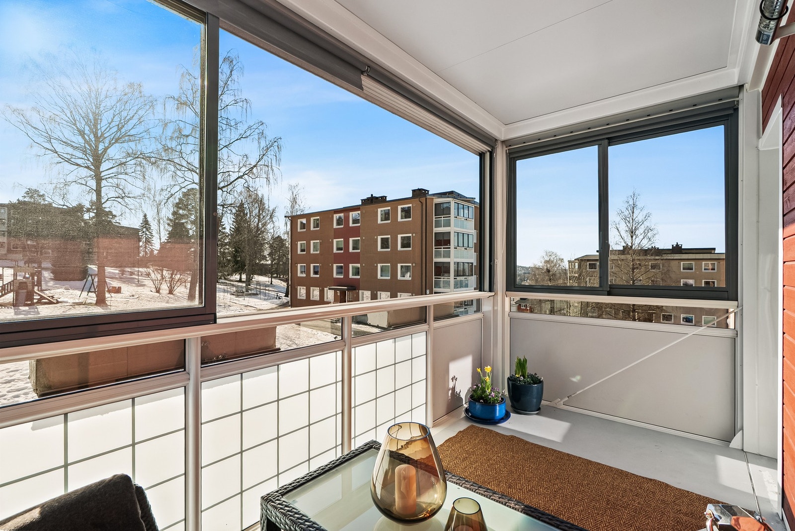 Lun sydvendt balkong med gode solforhold. Innglassingen kan skyves til side på varme dager. Galleribilde