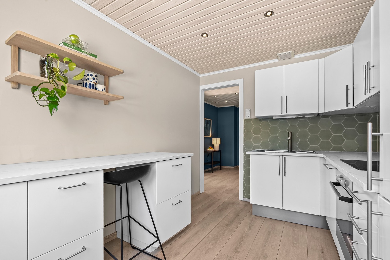 Kjøkkenet er utstyrt med platetopp, stekeovn, kjøl/frys og oppvaskmaskin. Galleribilde