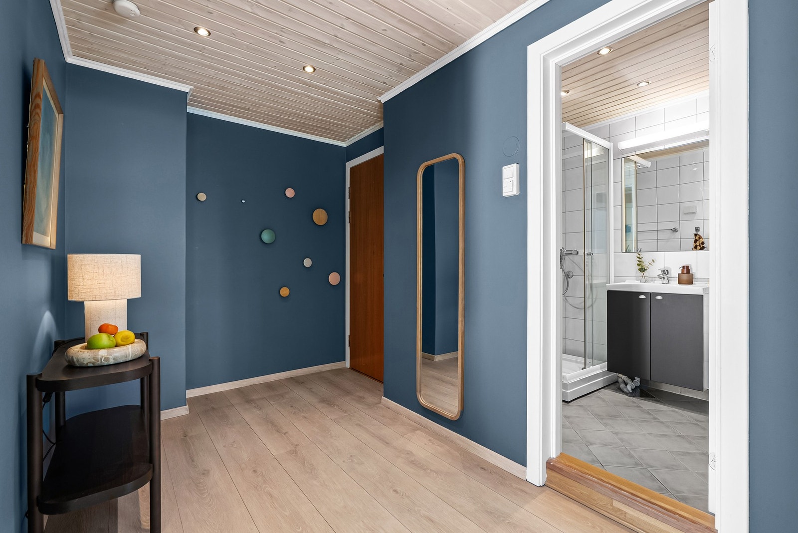 Entréen har samme flotte gulv som resten av leiligheten og adkomst til kjøkken, stue, bad og ett soverom. Galleribilde