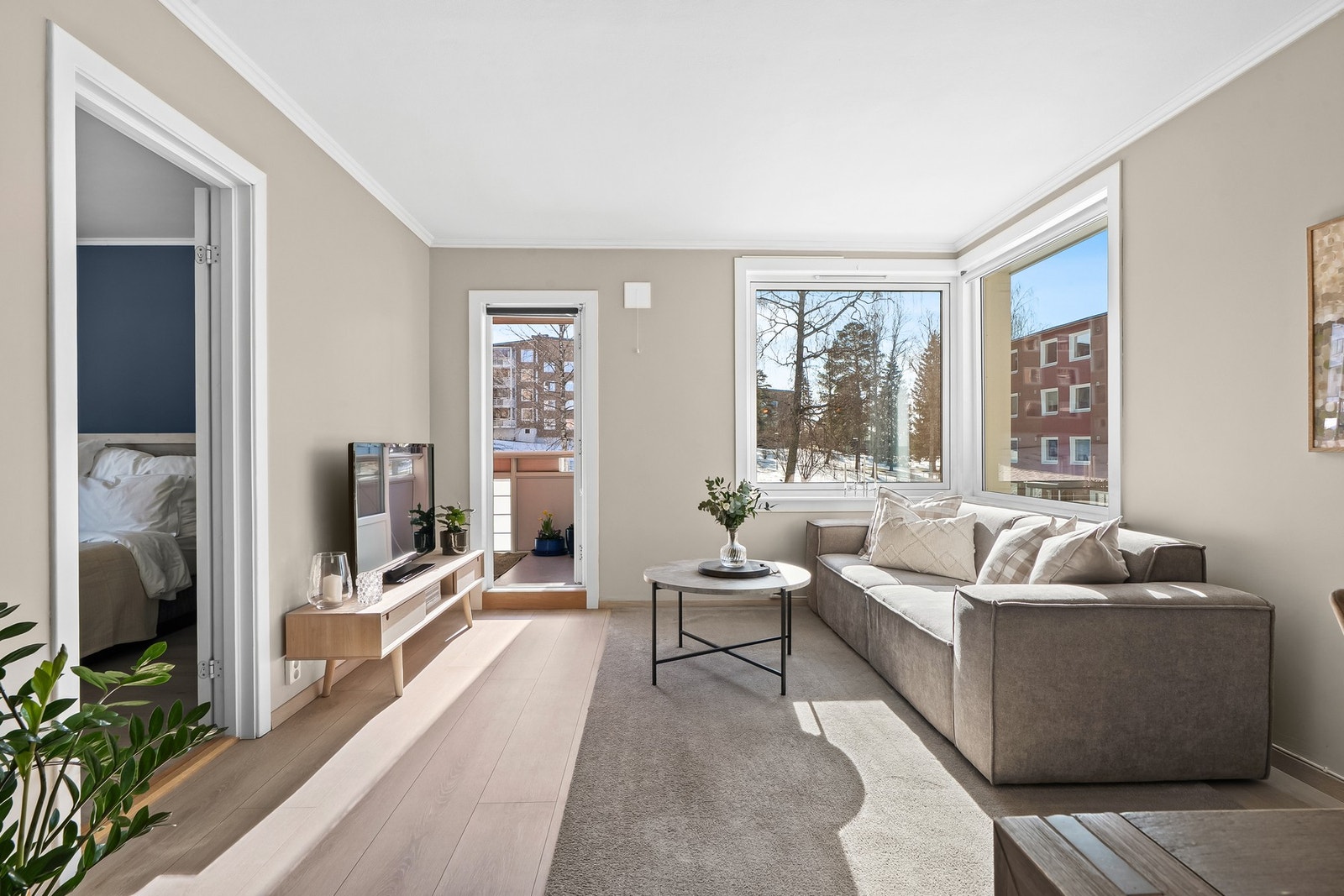 Stuen får godt med naturlig lys fra vinduer fra 2 sider. Galleribilde