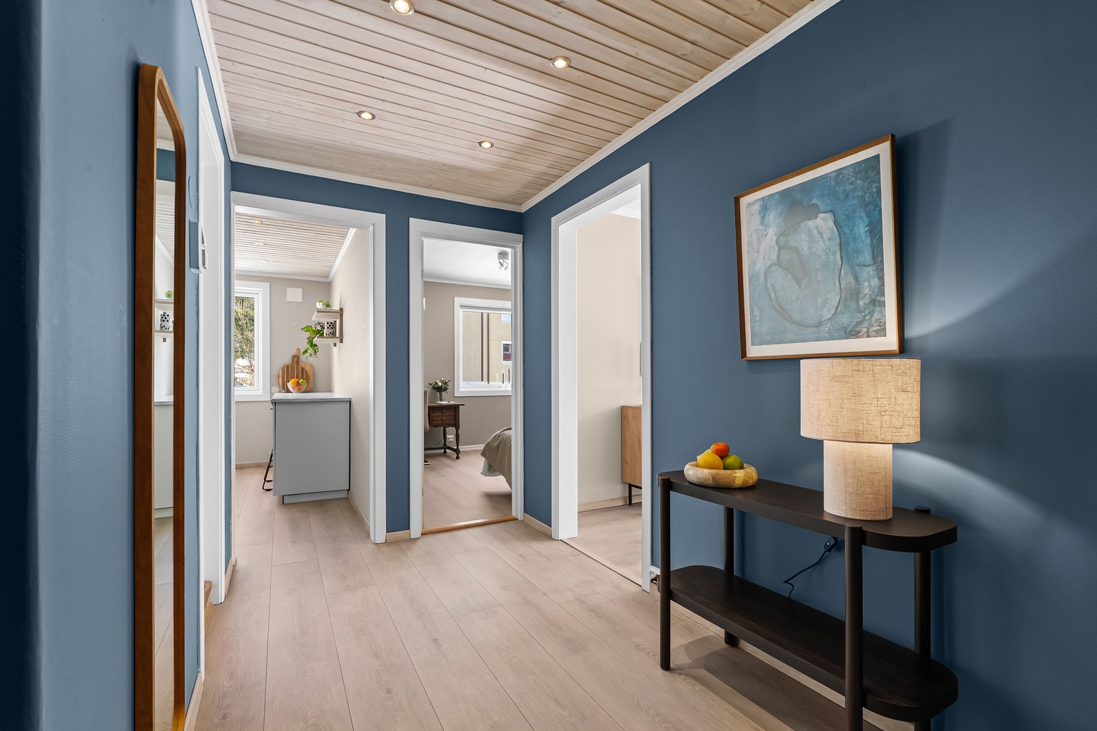 Romslig entrè med plass til garderobeløsning for å henge fra seg yttertøy. Galleribilde