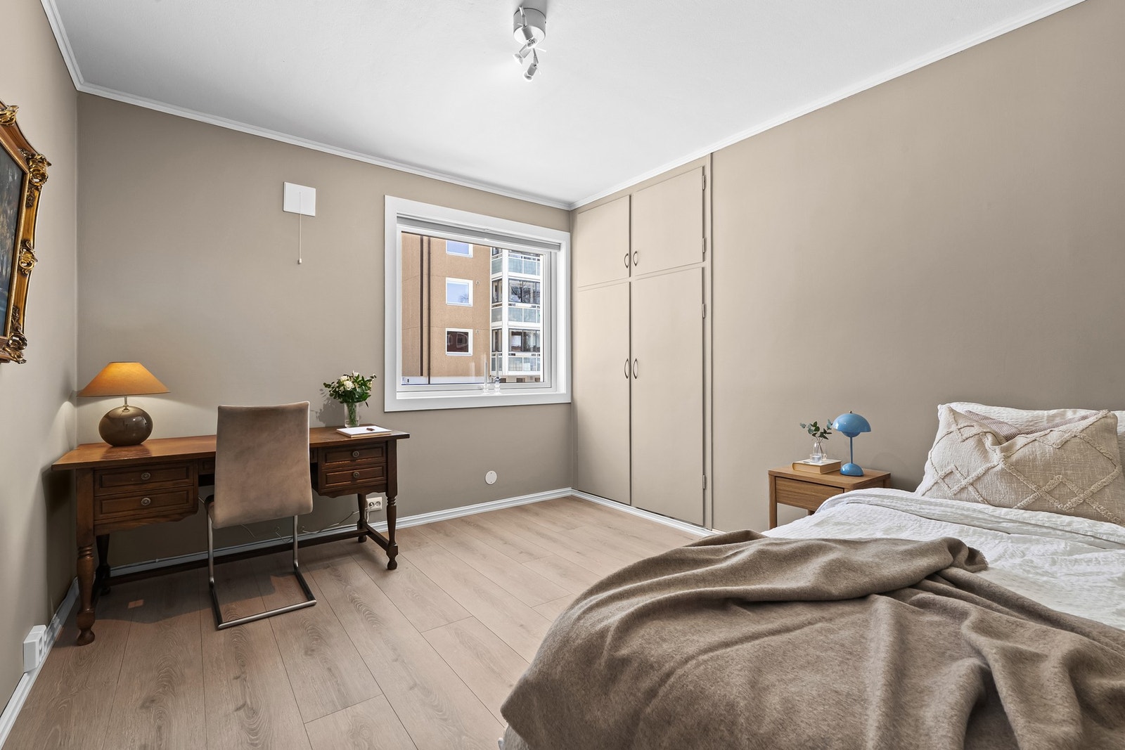 Soverom II har også fin plass til skrivebord eller annet ønskelig møblement. Galleribilde