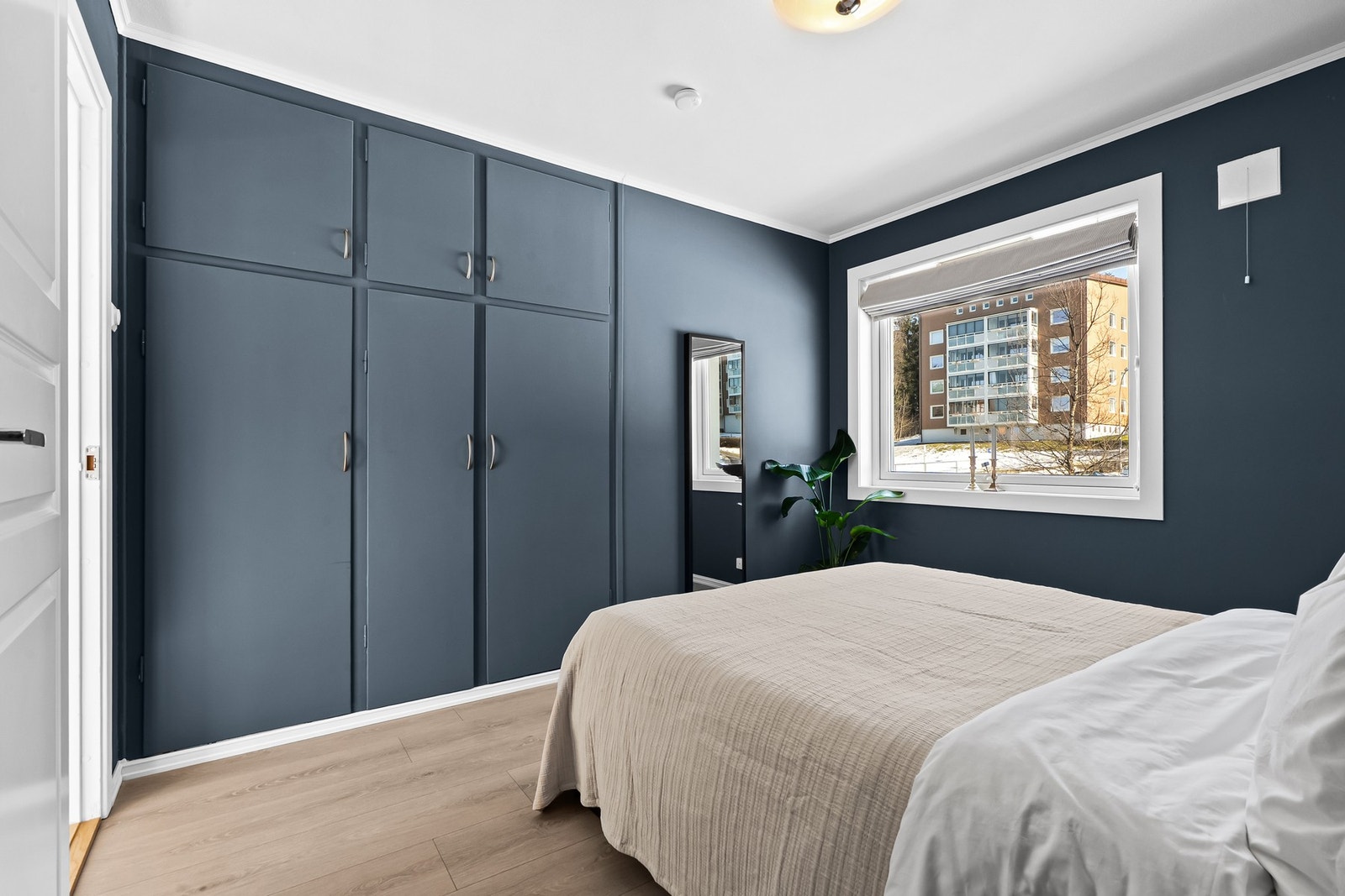 Begge soverommene er utstyrt med innebygd garderobeløsning, som gir godt med oppbevaringsplass. Galleribilde