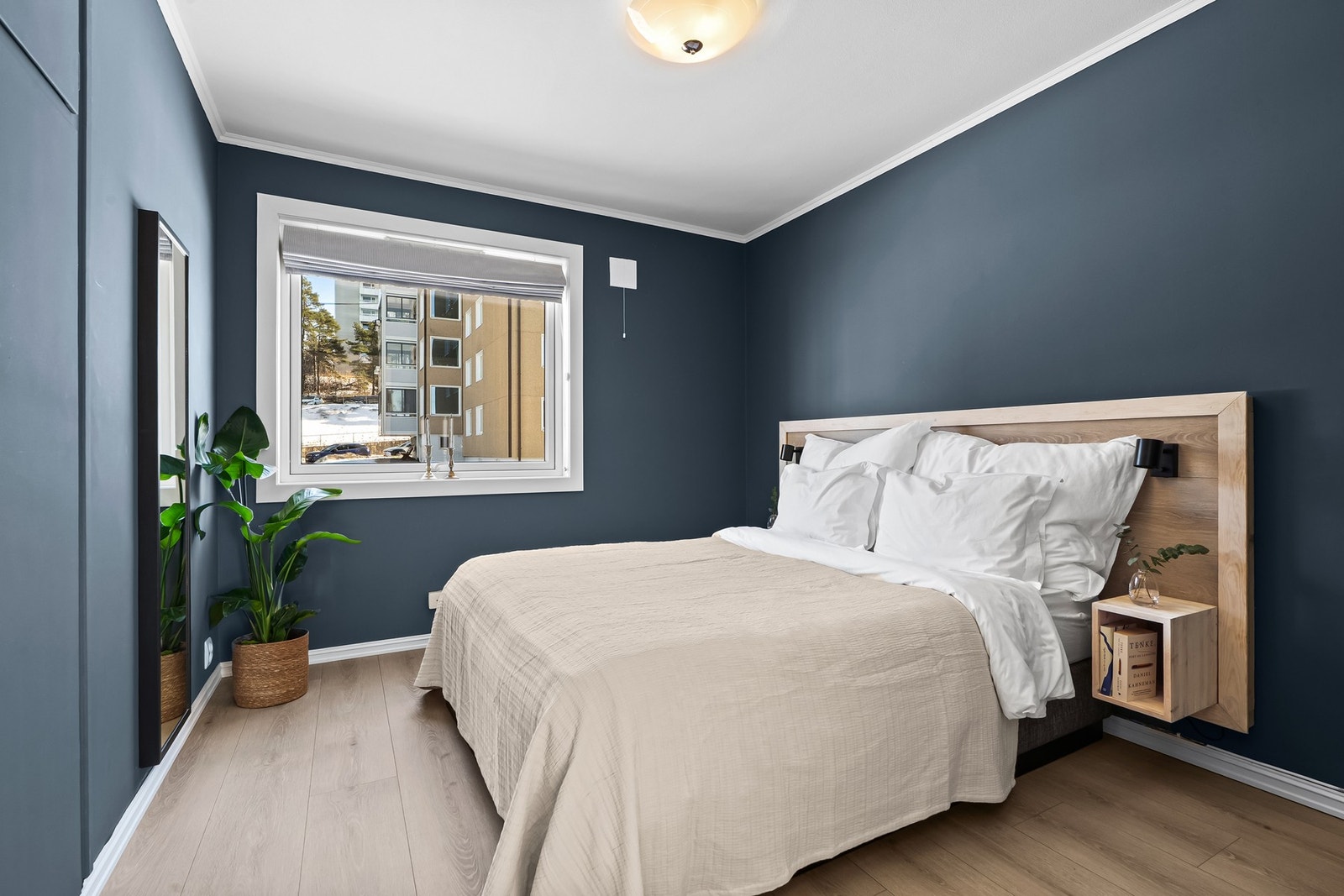 Leiligheten har to gode soverom, begge med store vindusflater og plass til både dobbeltseng og nattbord. Galleribilde