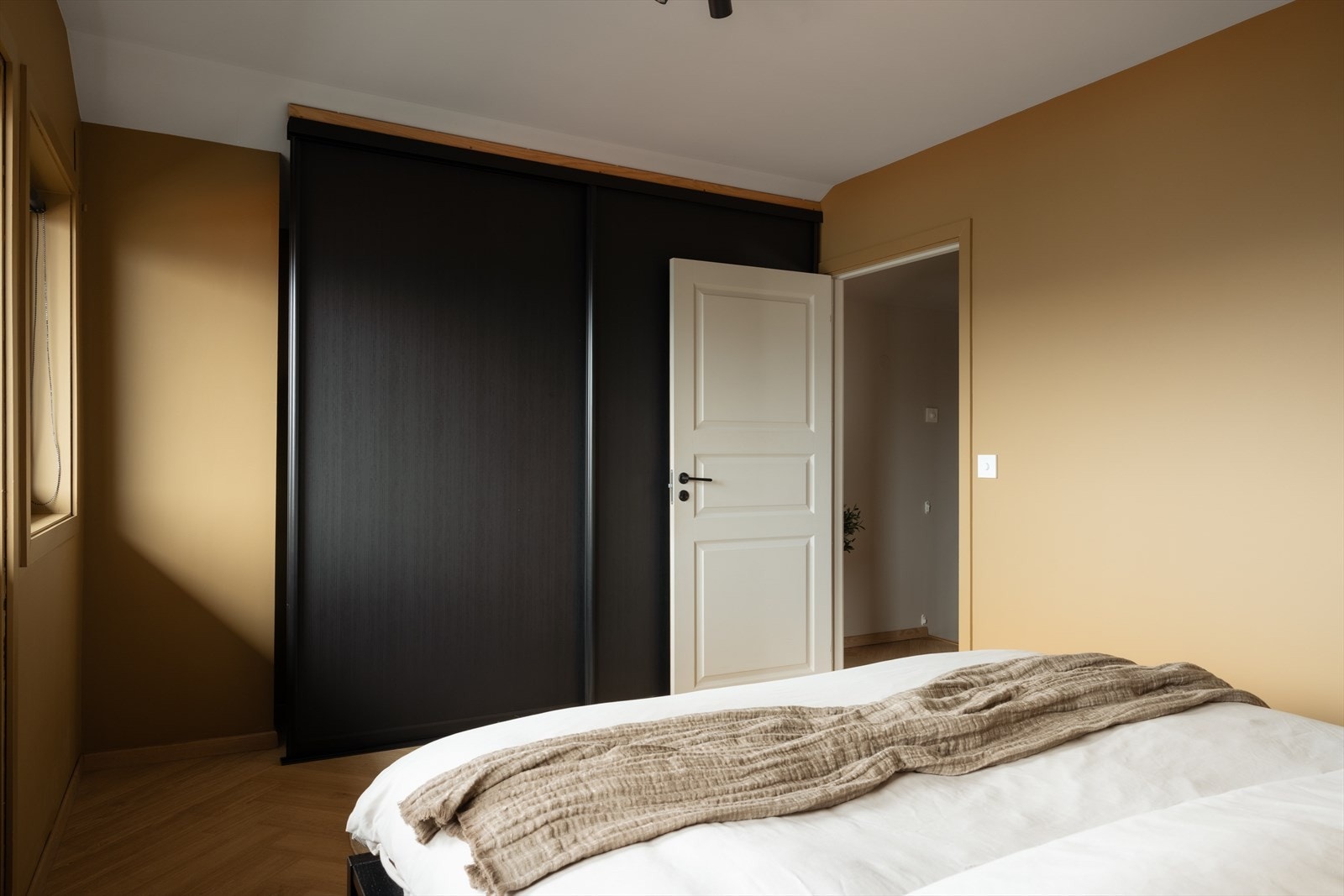 Stor garderobeløsning på soverommet Galleribilde