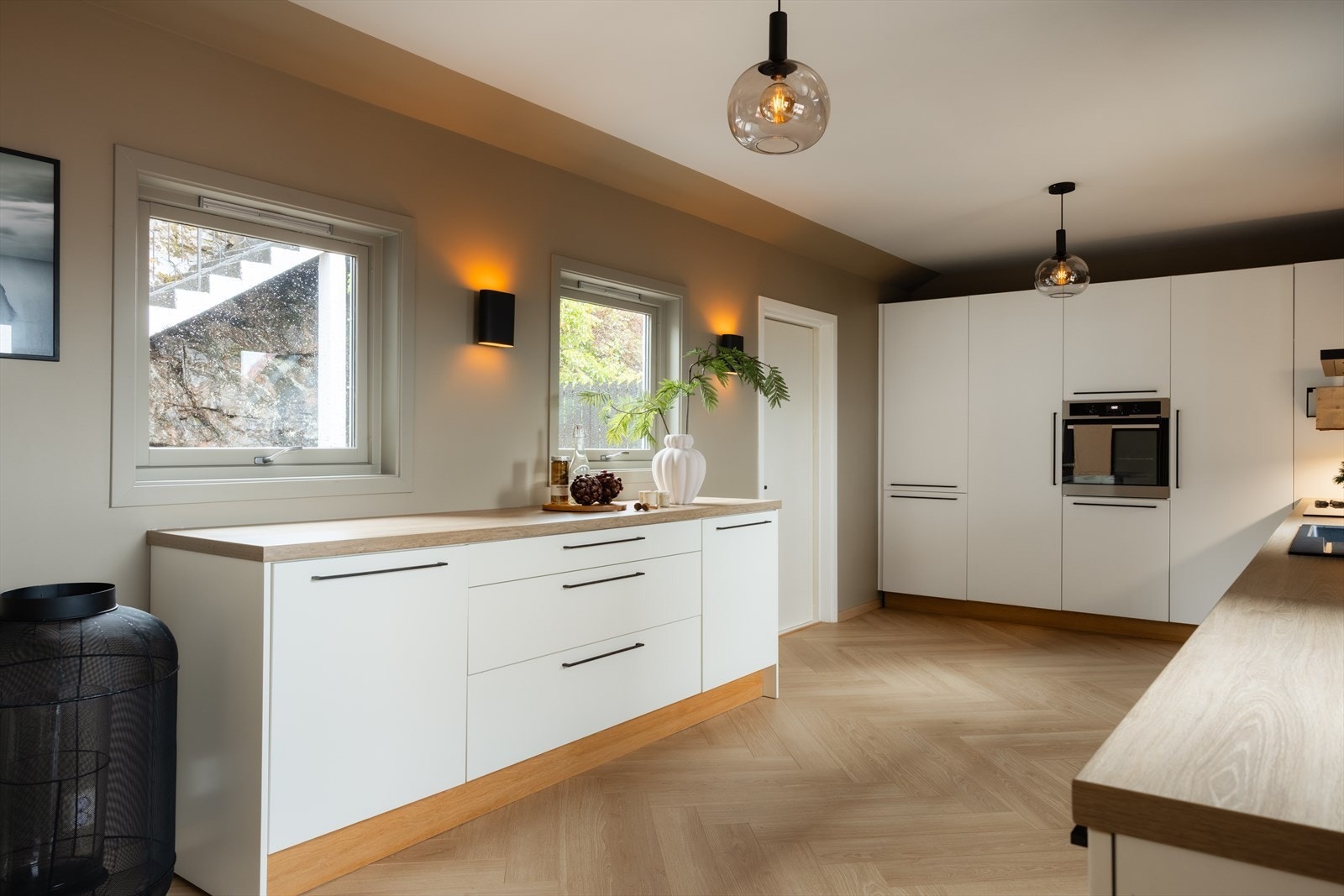 Rikelig med arbeidsplass på benk og oppbevaringsrom Galleribilde