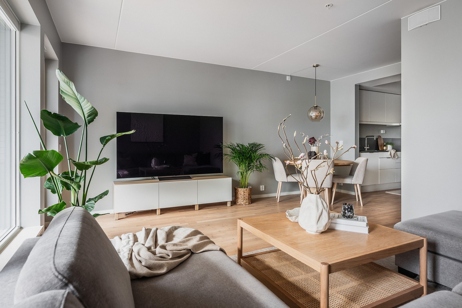 Veggene i stuen og på kjøkken ble i 2024 malt i lune tidløse fargetoner. Galleribilde