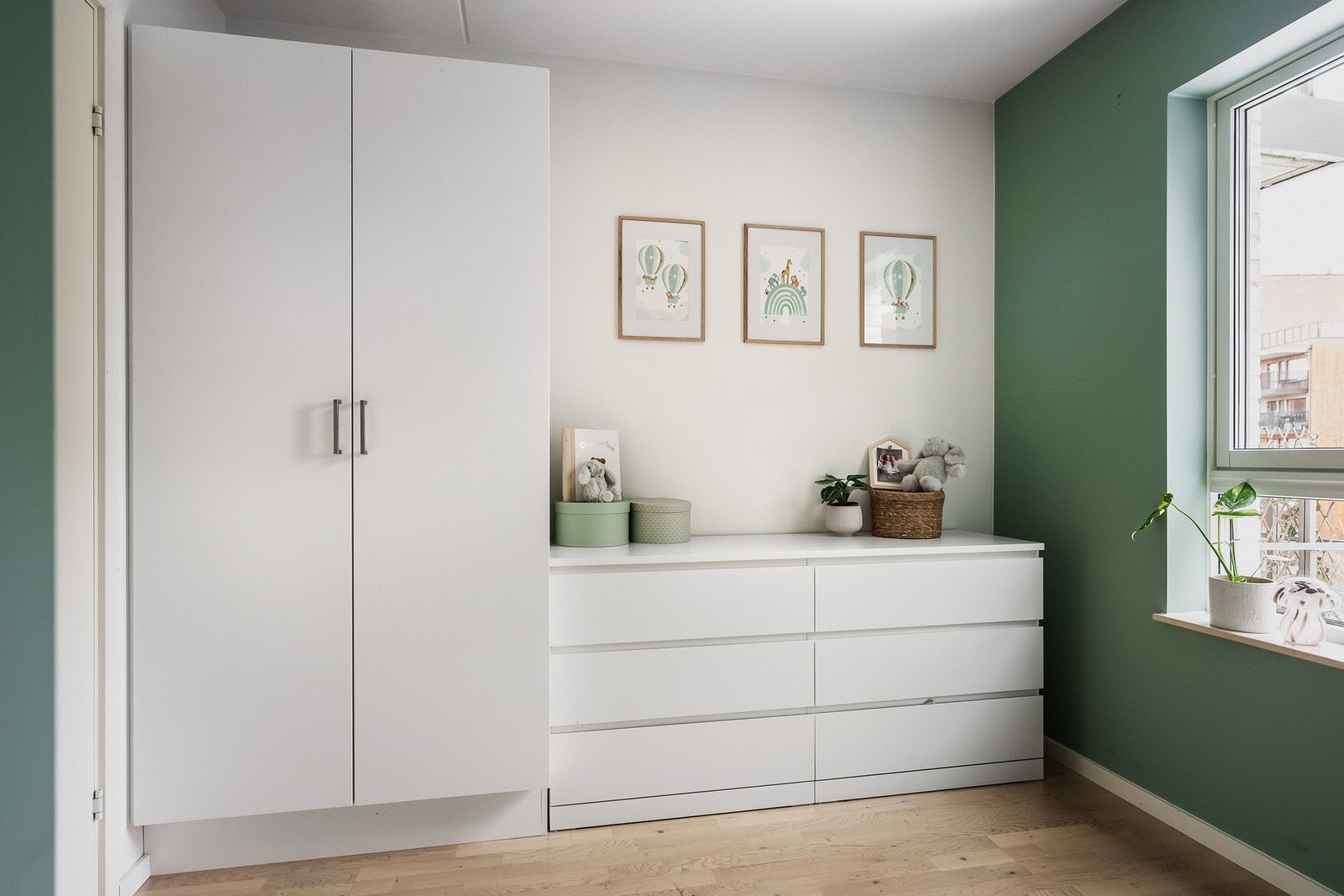 Det er god plass til oppbevaring i garderobeskap, i tillegg til annen møblering. Galleribilde