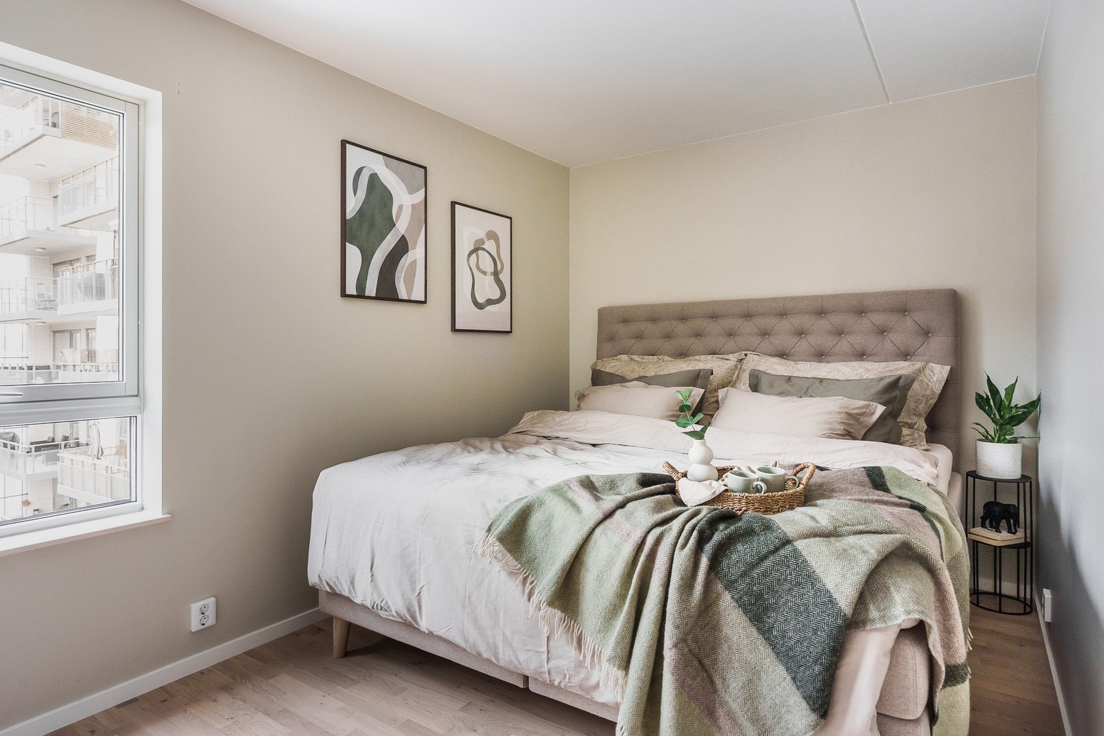 Hovedsoverommet er romslig og ble nylig malt. Her er det god plass til dobbeltseng og tilhørende møblement. Det er god lagringsplass i passbygget skyvedørsgarderobe. Galleribilde