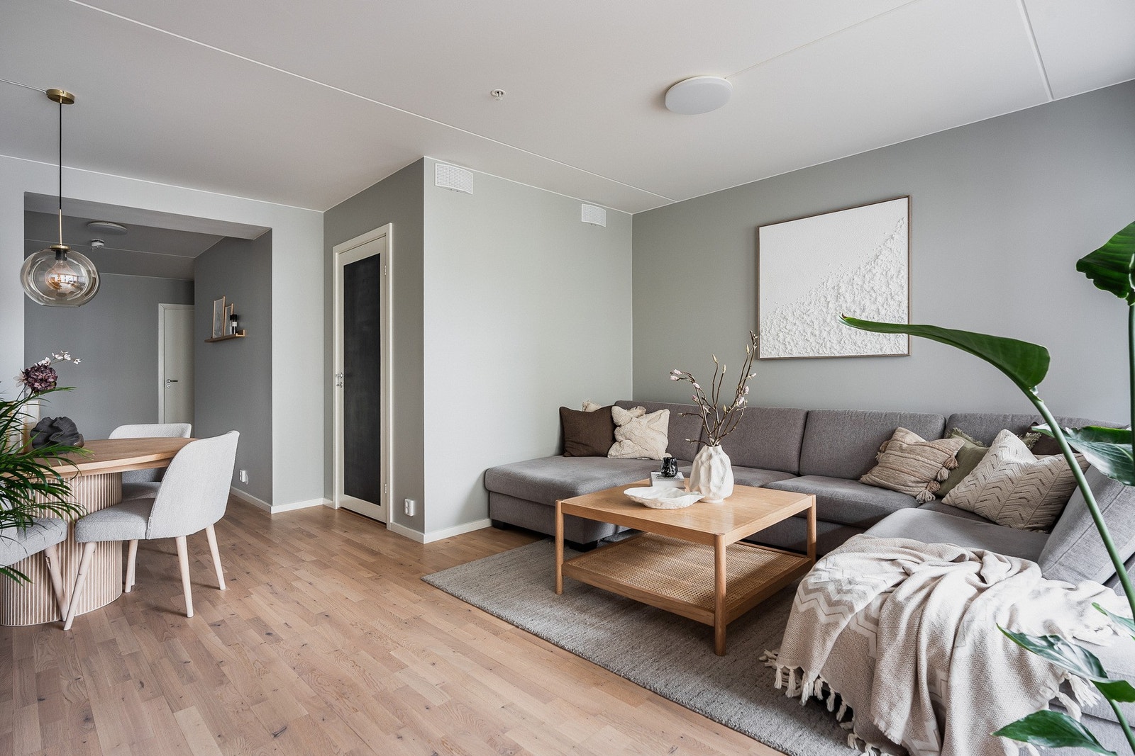 Den åpne løsningen skaper en sosial sone mellom stue og kjøkken. Leiligheten har også en praktisk innvendig bod. Galleribilde