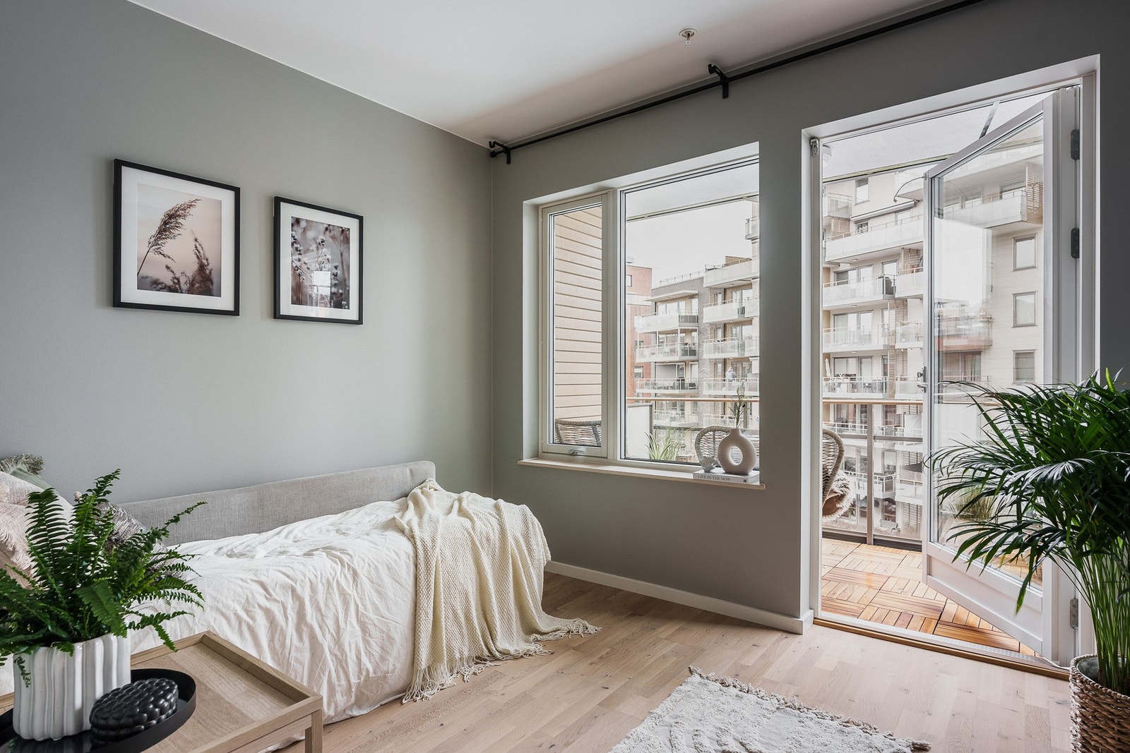 Det tredje soverommet har en unik kvalitet med direkte utgang til leilighetens andre balkong. Galleribilde