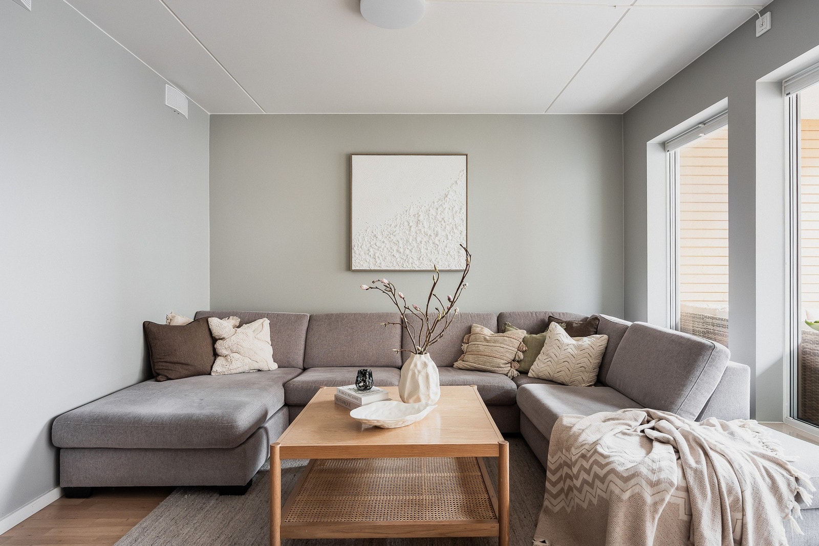 Stuen har god plass til både sofagruppe og spisebord. Galleribilde