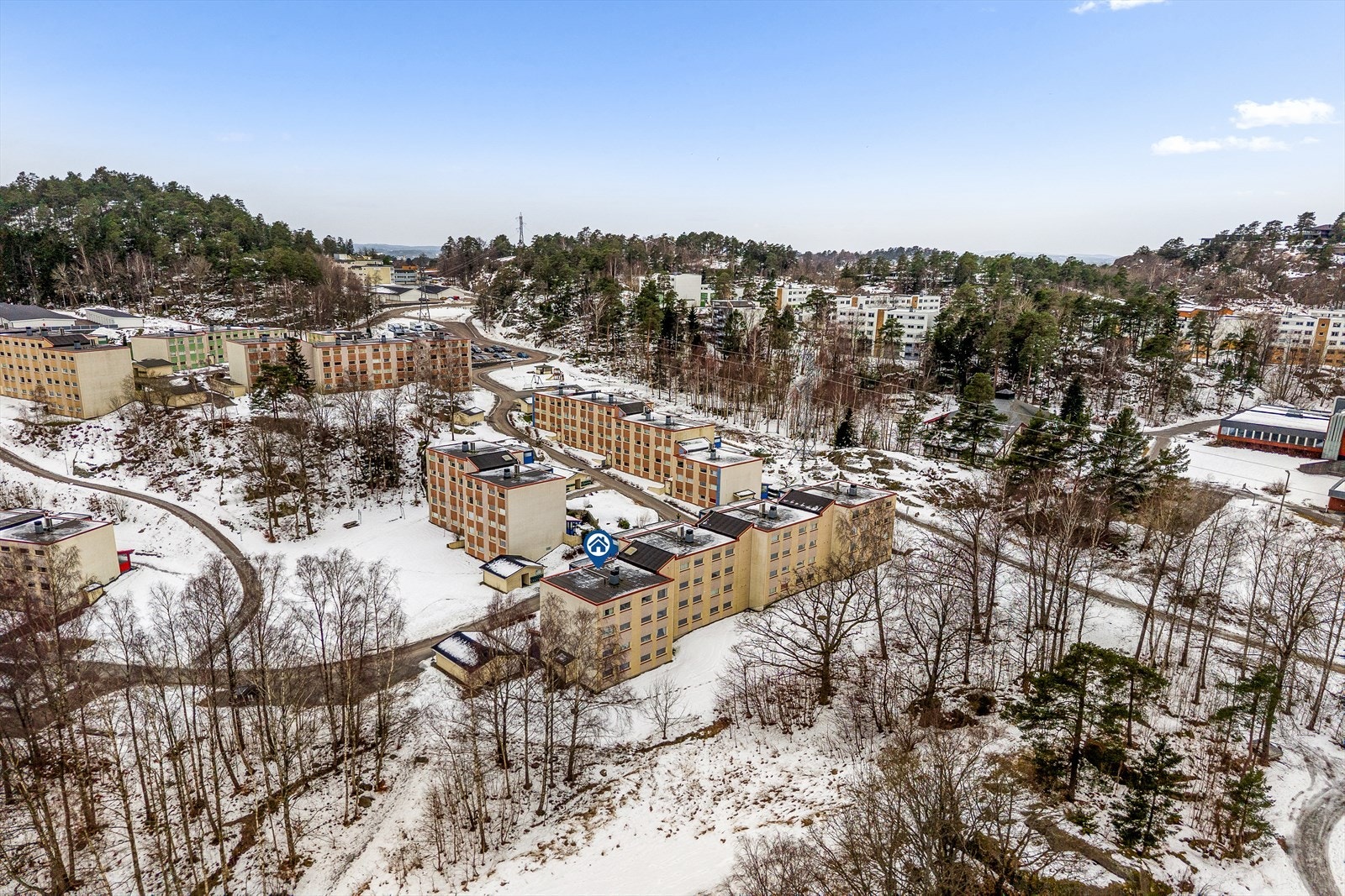 Kort gangavstand til Ormestad skole gjør området svært familievennlig. I tillegg ligger den helt nye Vesterøya skole kun ca. 2 km unna i sydvestlig retning - med planlagt åpning høsten 2026. Et trygt og praktisk nærområde for barnefamilier. Galleribilde
