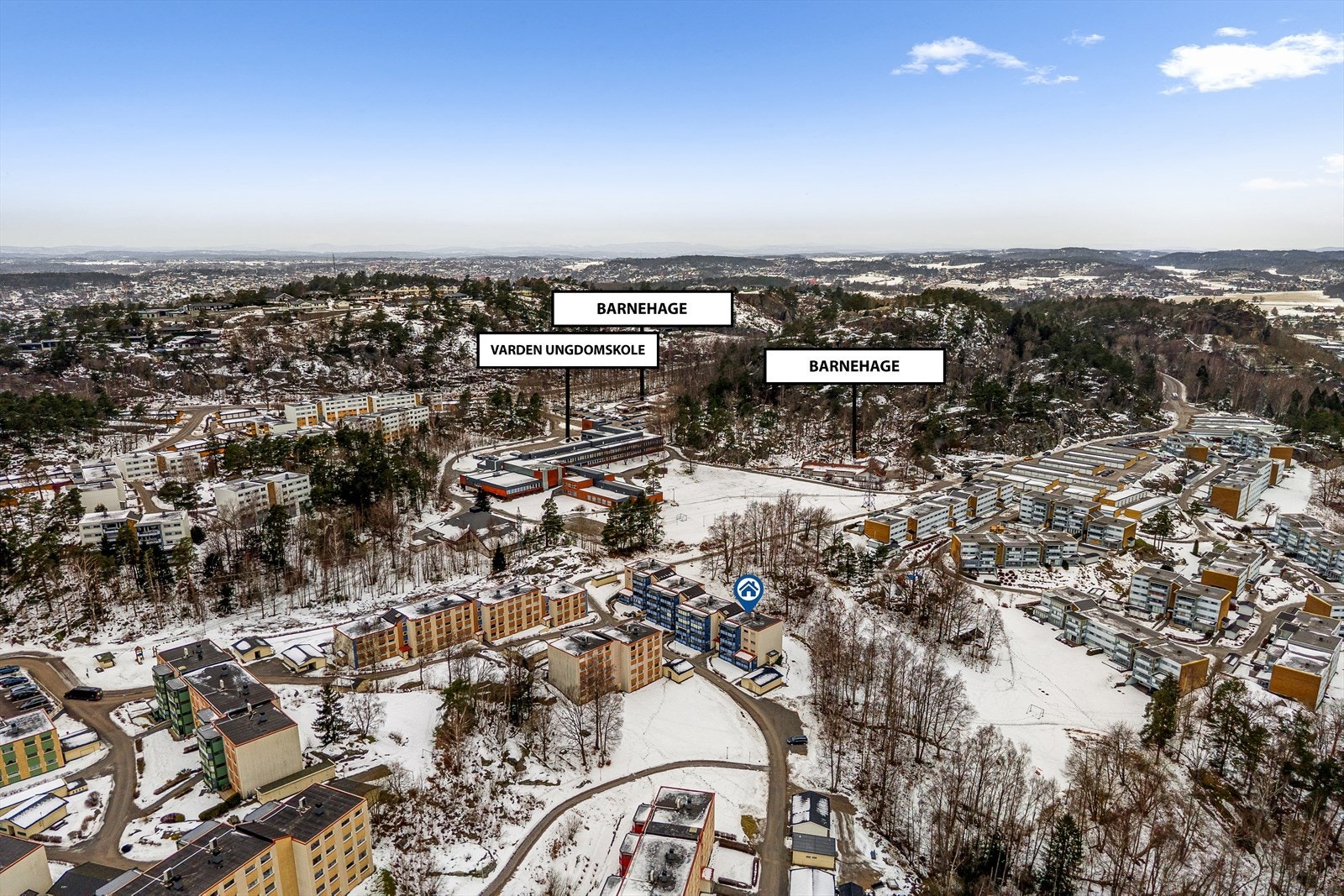 Leiligheten ligger i et attraktivt område med kort vei til både skoler, barnehager og flotte turområder. Her får du et trygt og familievennlig nærmiljø, kombinert med gode rekreasjonsmuligheter og tilgang til daglige fasiliteter i nærheten. Galleribilde