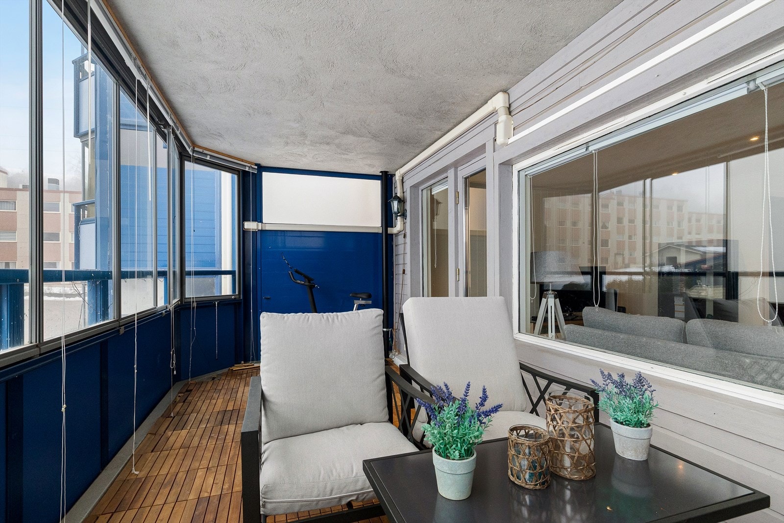 Stor og praktisk innglasset terrasse som fungerer som et ekstra oppholdsrom store deler av året. Her kan du nyte morgenkaffen i lune omgivelser, skape en hyggelig spiseplass eller innrede med komfortable loungemøbler - uansett værforhold. Galleribilde