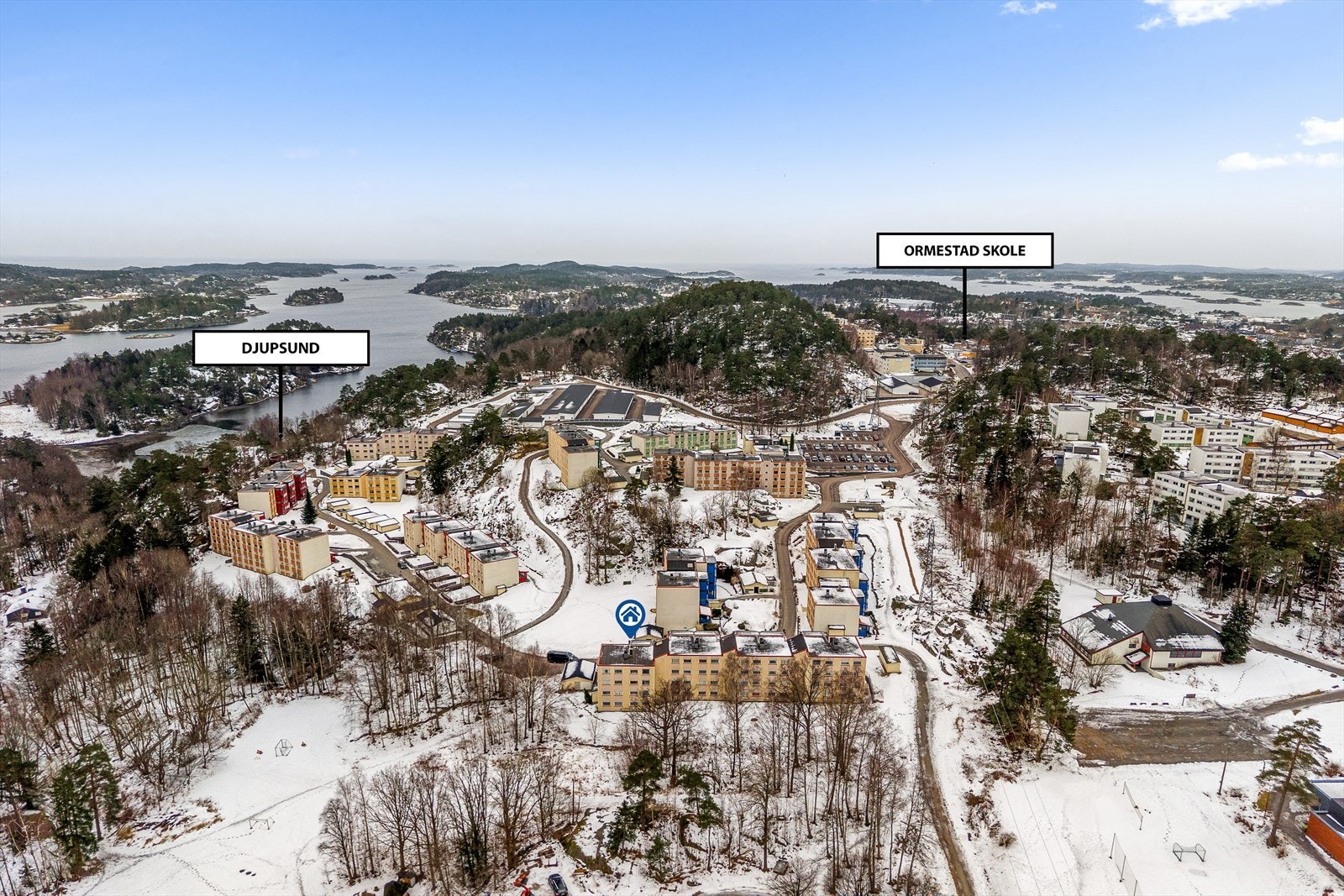 Leiligheten ligger i et attraktivt område med kort vei til både skoler, barnehager og flotte turområder. Her får du et trygt og familievennlig nærmiljø, kombinert med gode rekreasjonsmuligheter og tilgang til daglige fasiliteter i nærheten. Galleribilde
