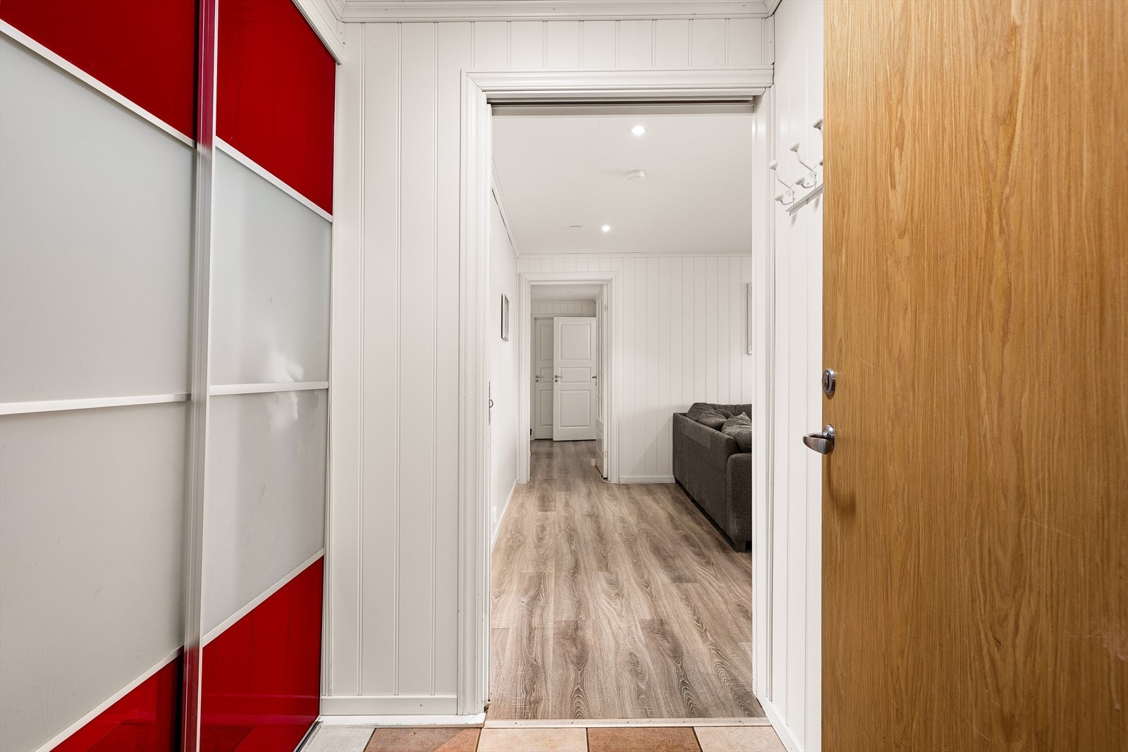 Velkommen inn. Entre med skyvedørsgarderobe. Galleribilde