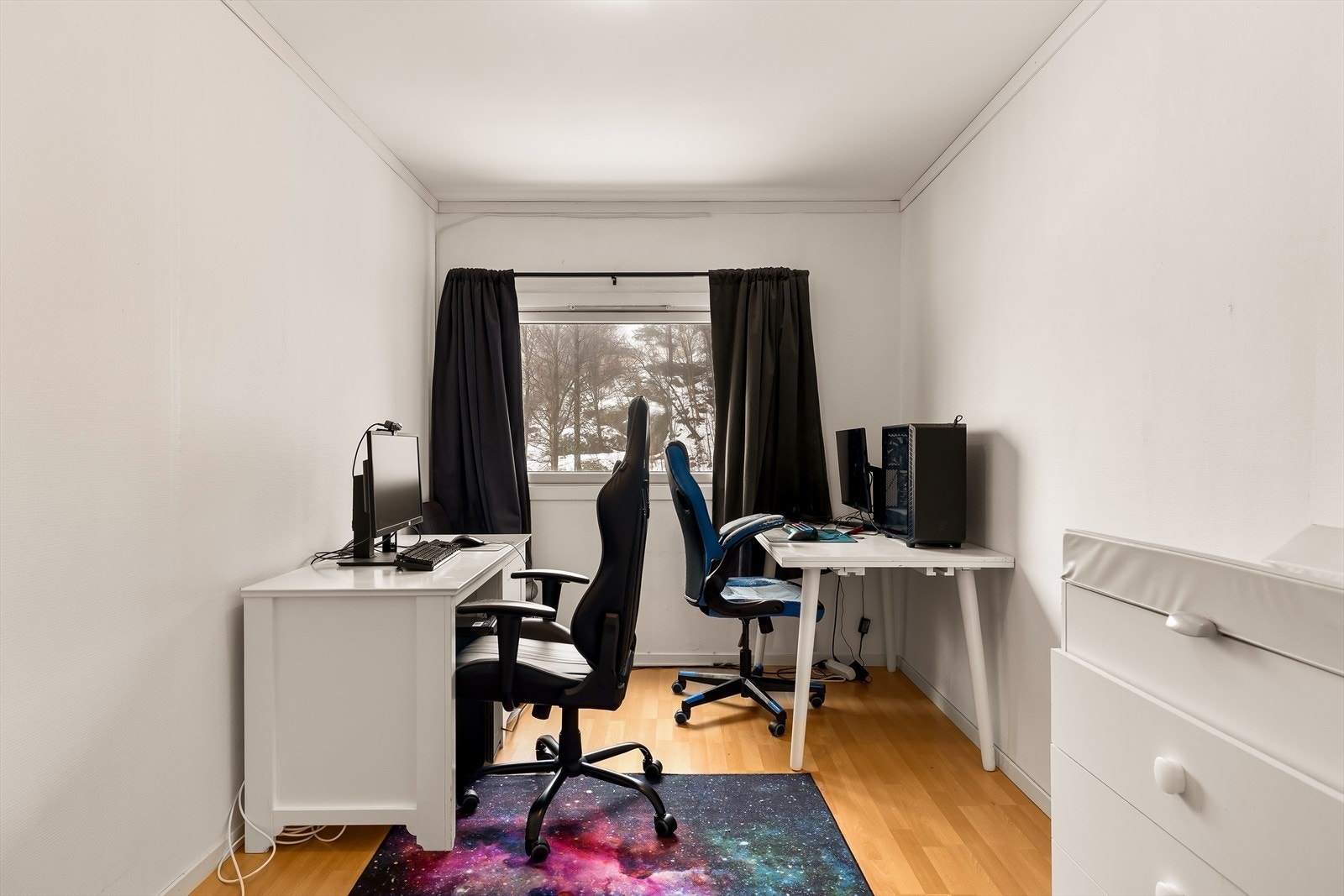 Boligen har 3 soverom. Soverommene er malt i lyse og behagelige farger som skaper en varm og avslappende atmosfære. God plass til både seng og garderobeløsning. Galleribilde