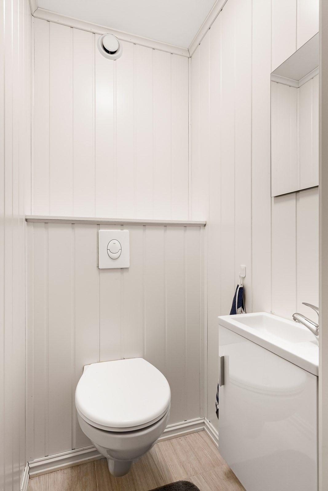 Separat Wc. Det er også toalett på badet. Galleribilde