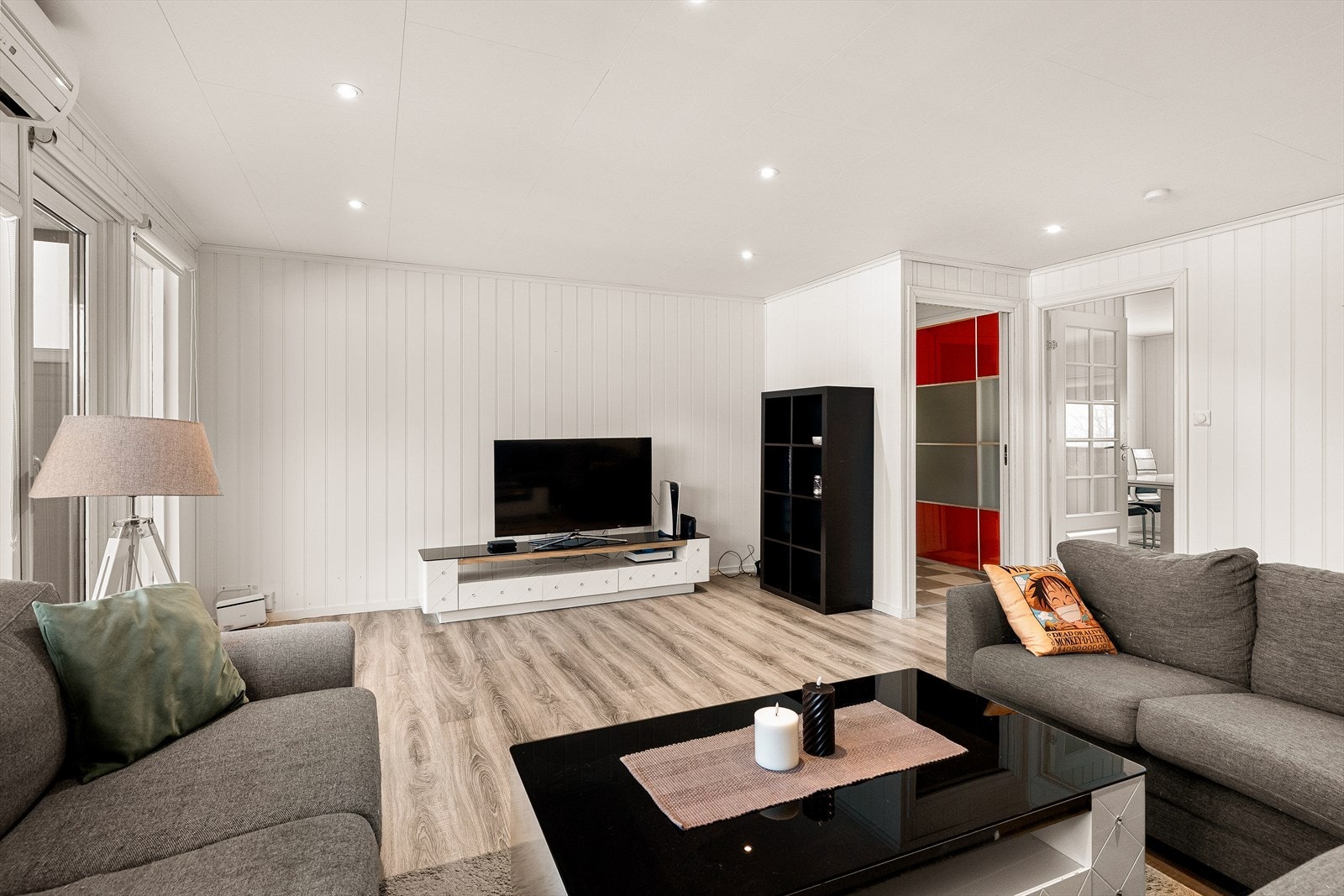 Lys og luftig stue med god plass til både stor sofagruppe og romslig spiseplass. Den åpne utformingen gir fleksible møbleringsmuligheter og skaper en naturlig samlingsplass for både hverdag og hyggelige selskaper. Galleribilde