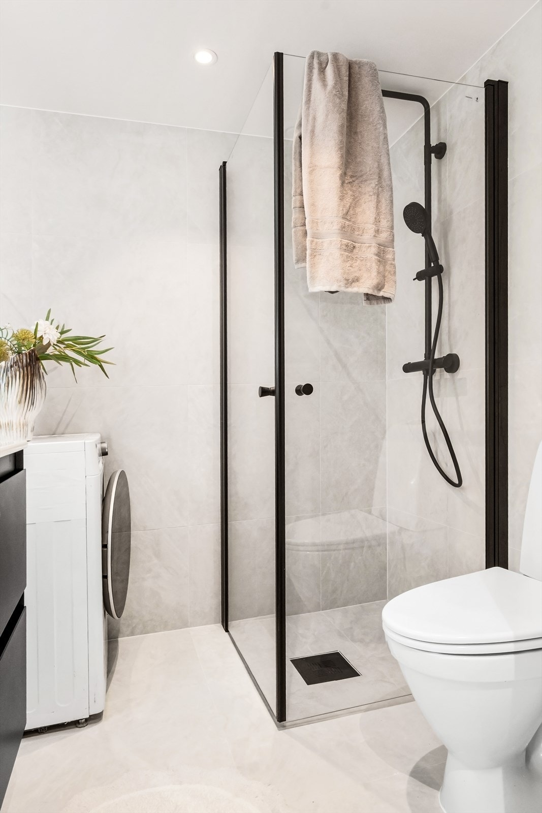 Vaskemaskin på badet medfølger. Galleribilde