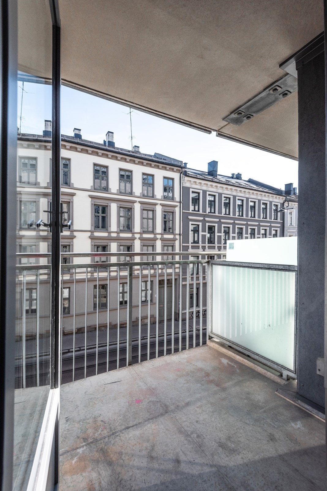 Her er det god plass til møbler. Balkongen får morgensol, og gir en fin plass til å nyte morgenkaffen. Galleribilde