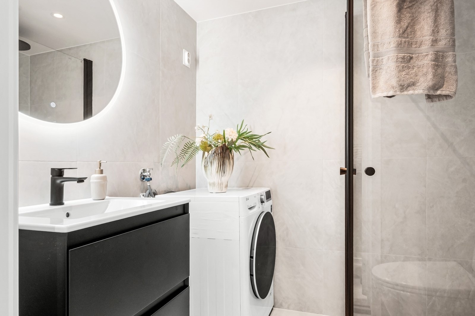 Leilighet har et moderne bad med nye fliser og baderomsinnredning fra 2026. Galleribilde