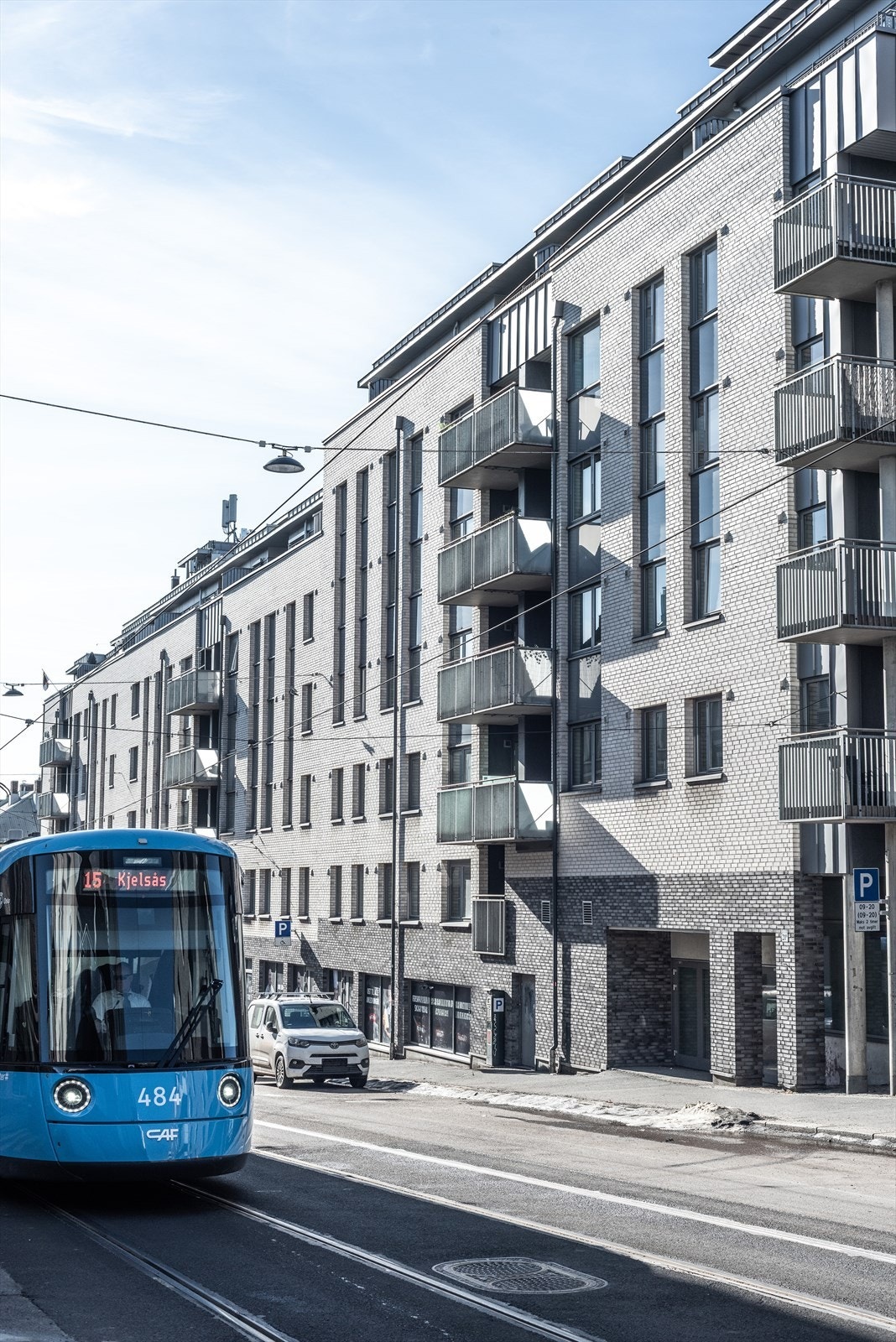 Her bor du midt i byen med et bredt utvalg av servicetilbud i umiddelbar nærhet, og kollektivtransport rett utenfor døren. Galleribilde