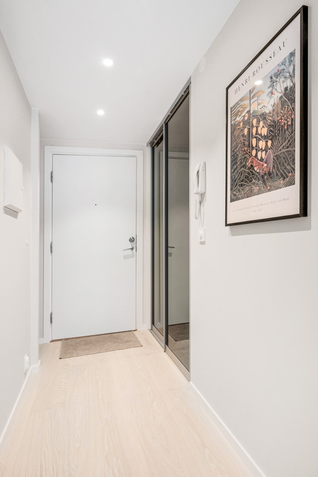 Leiligheten har en praktisk skyvedørsgarderobe med speil (fra 2026) i entréen med god plass til yttertøy og sko. Galleribilde