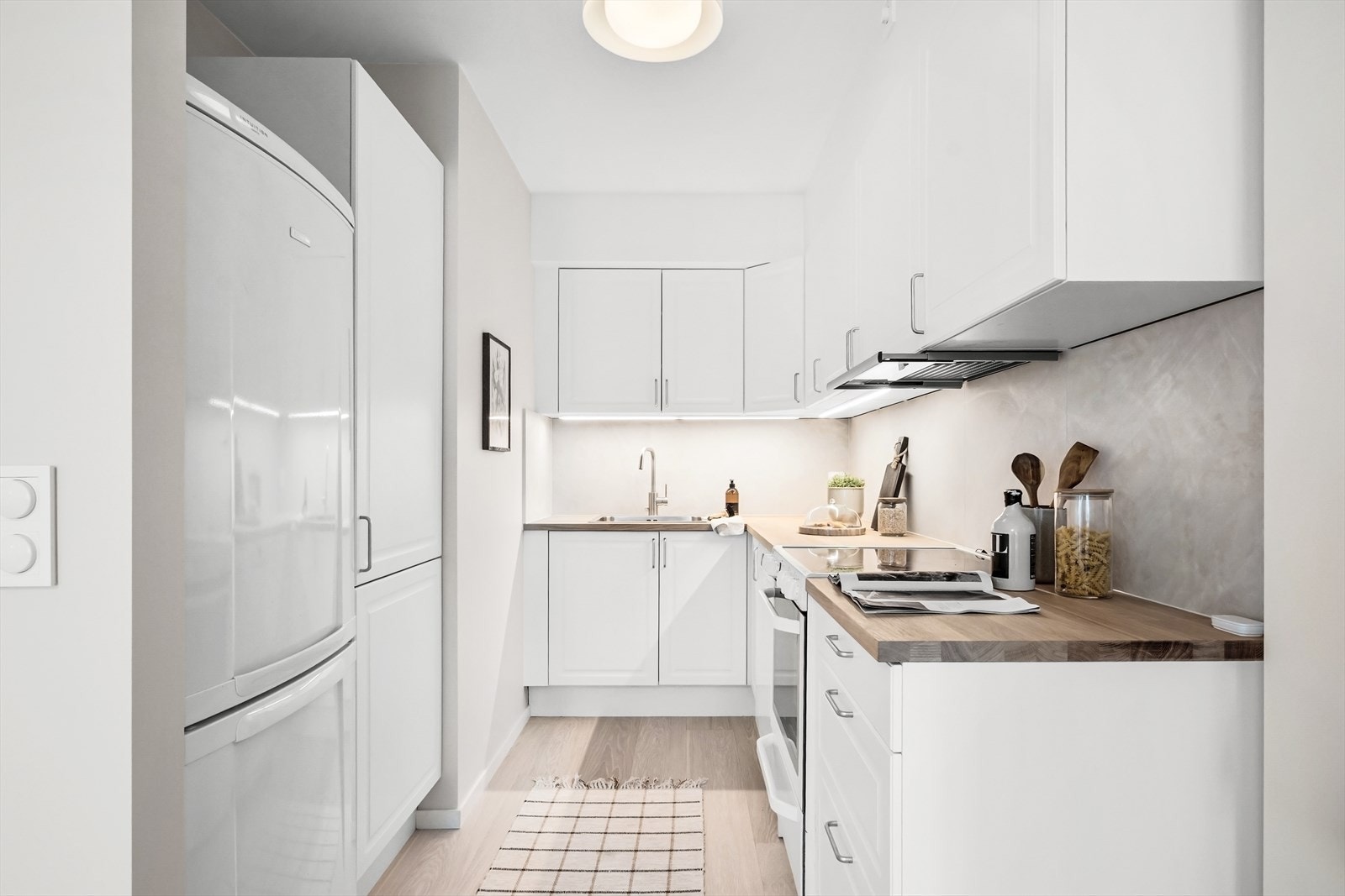 Kjøkkenet er av god størrelse og har godt med oppbevaring. Kjøkken har ny kjøkkenbenk av eik og fliser (2026). Galleribilde