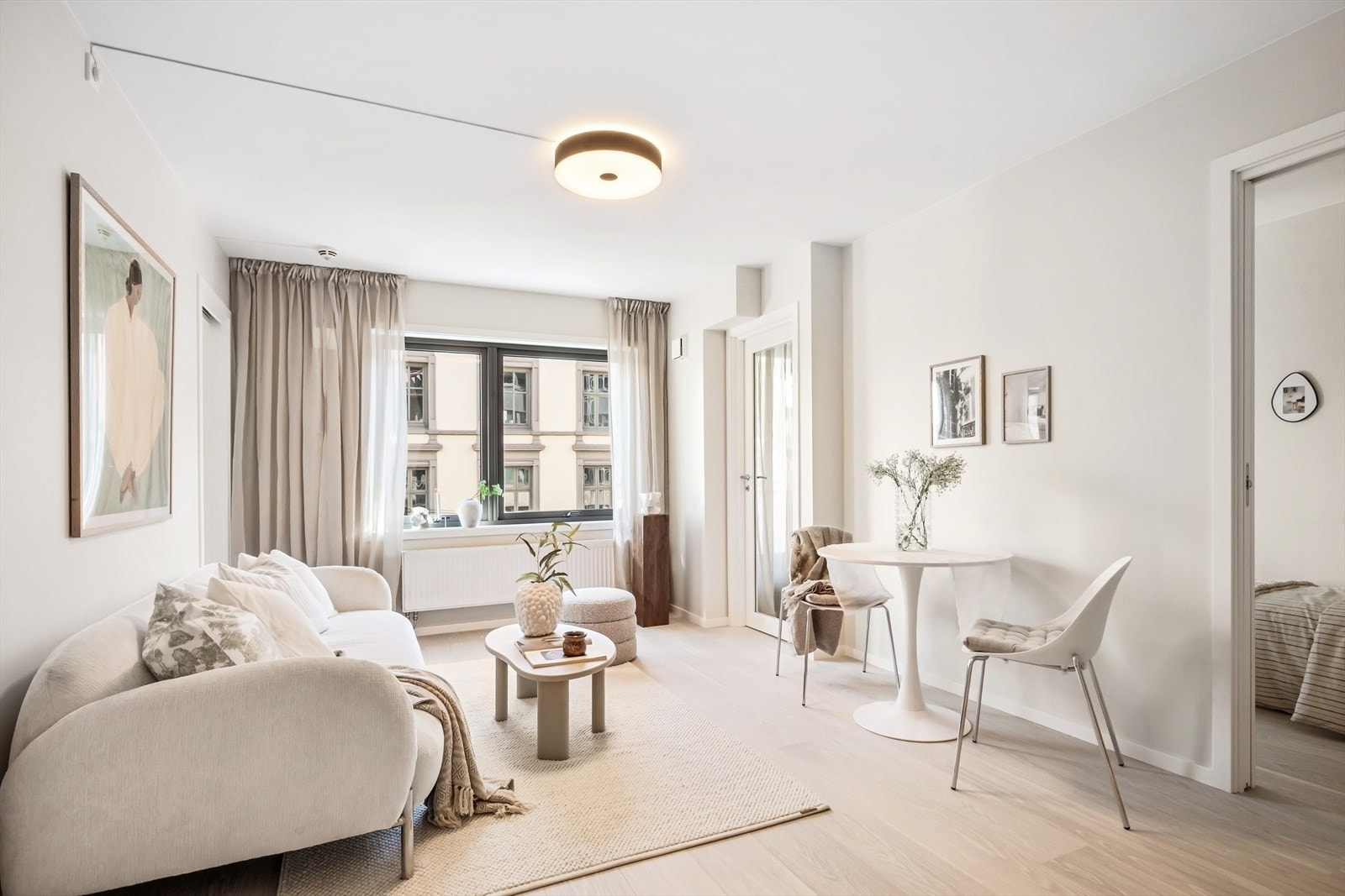 Fra stuen er det også adkomst til soverom II. Lettveggen kan enkelt fjernes uten at det påvirker gulvet under. Galleribilde