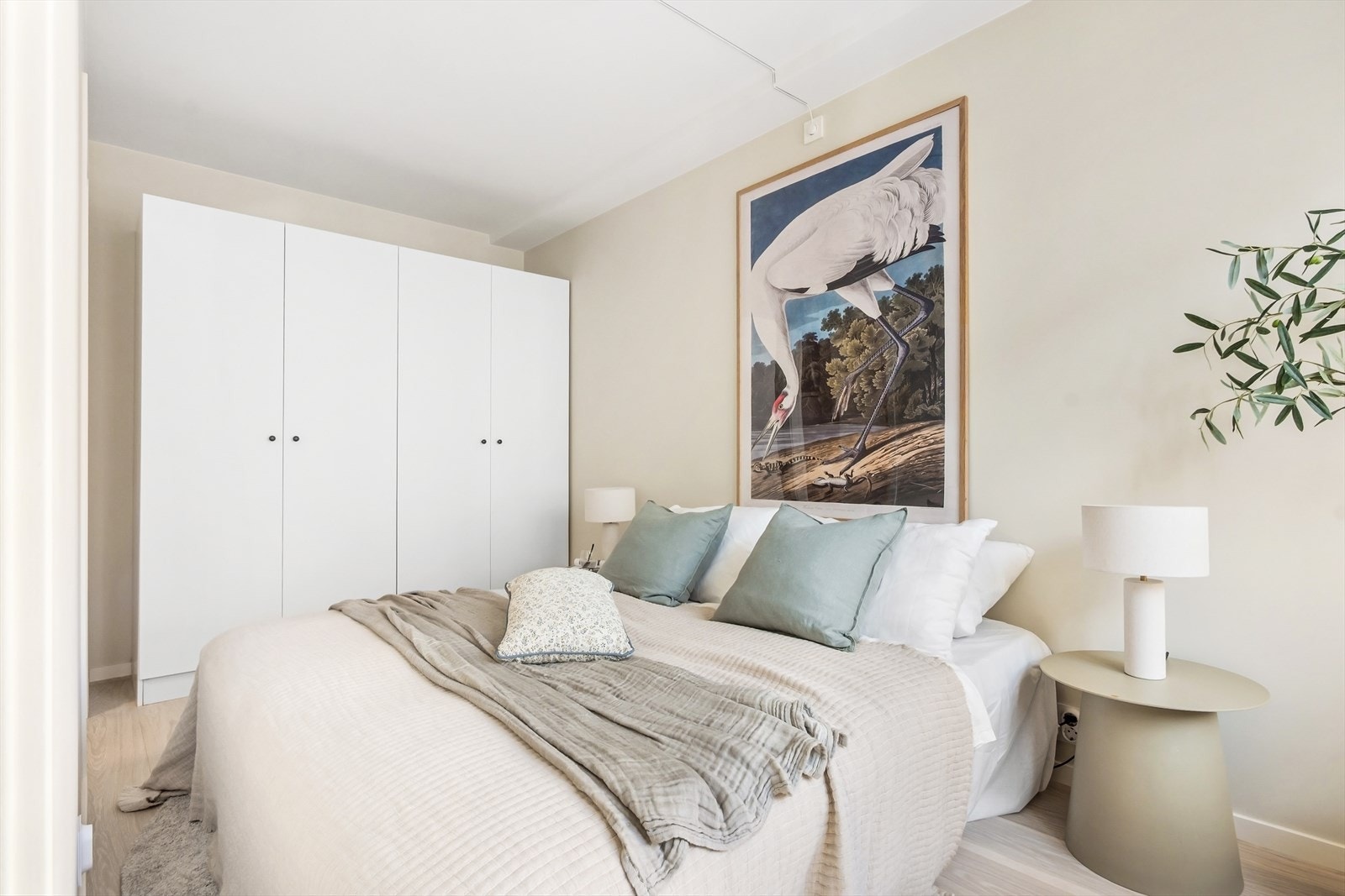 Soverommet som resten av leiligheten er malt i en lys og behagelig beigefarge. Galleribilde