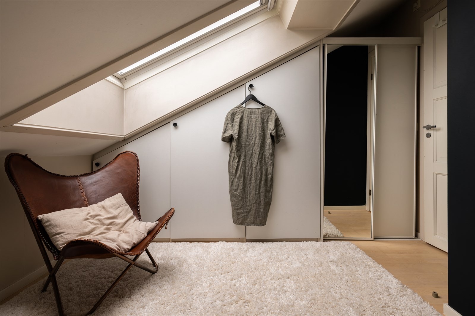 Plassbygde garderobeskap utnytter plassen under skråtaket effektivt. Galleribilde