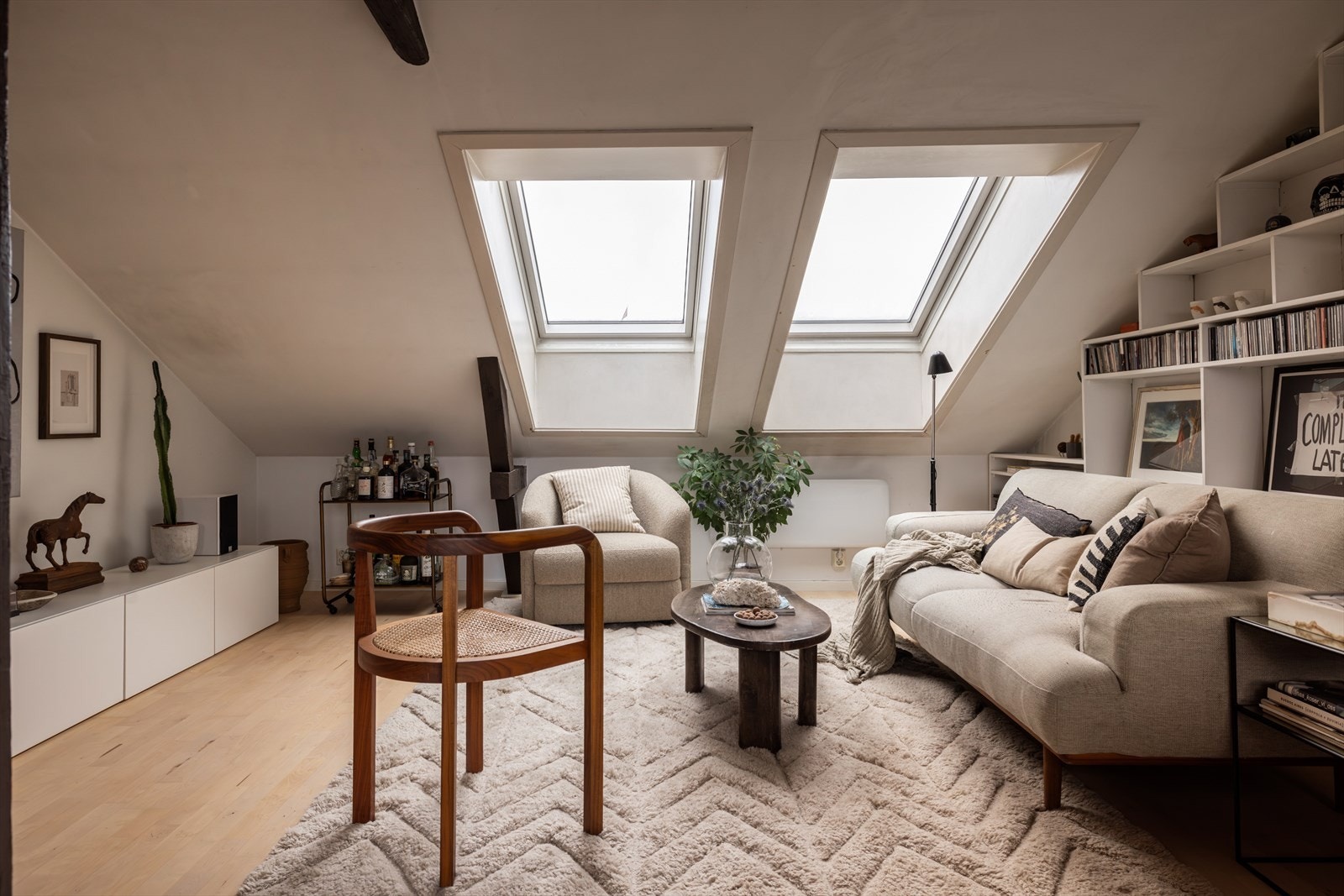 Moderne belysning fra Phillips HUE ble installert langs bærebjelken i 2022. Galleribilde