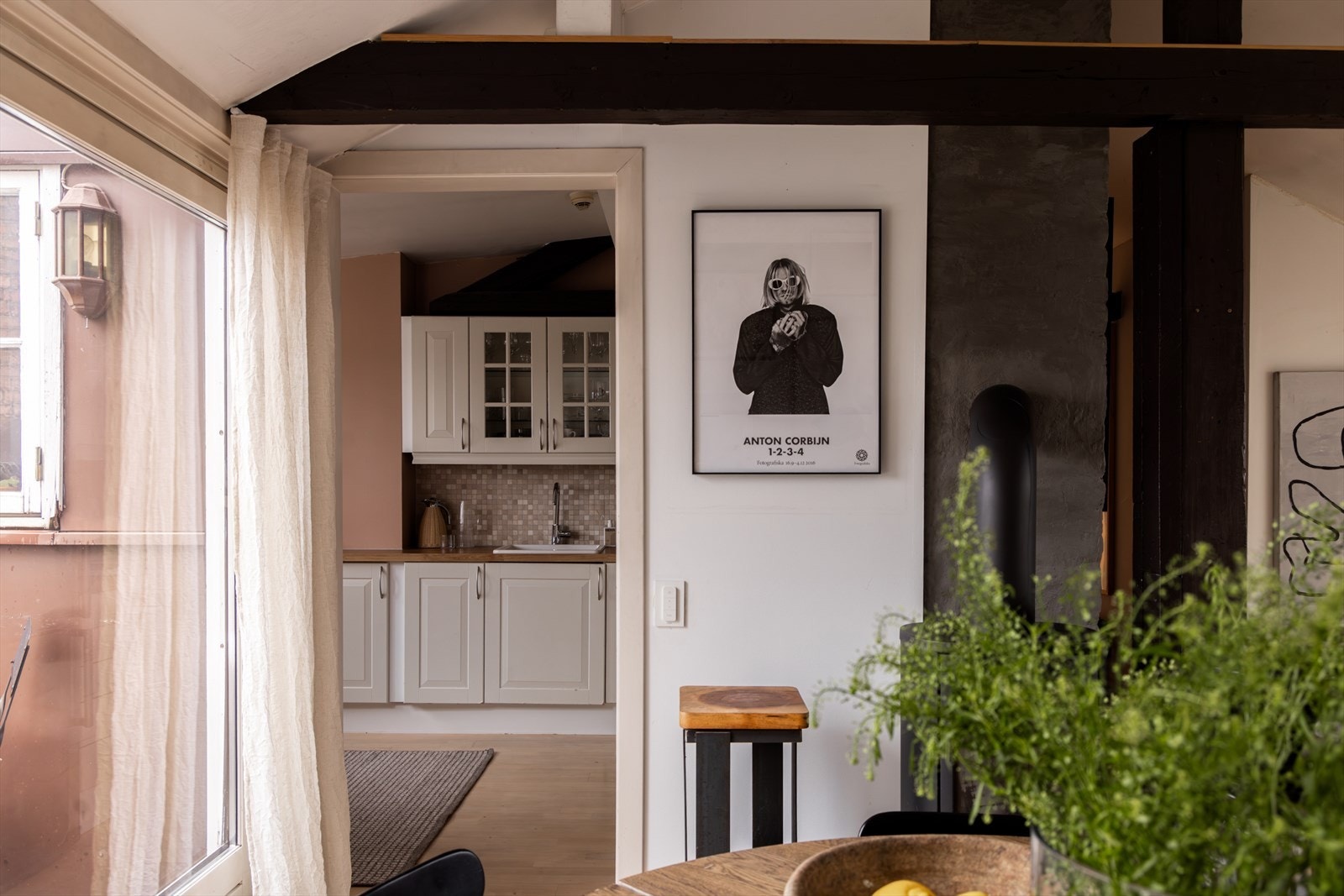 Kjøkkenet ligger i et separat rom i tilknytning til stuen, som skaper et ekstra oppholdsrom i boligen. Galleribilde