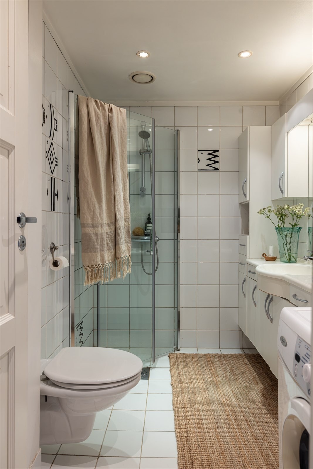 Flislagt bad med downlights i himlingen og elektriske varmekabler i gulvet, som sørger for god komfort året rundt. Galleribilde