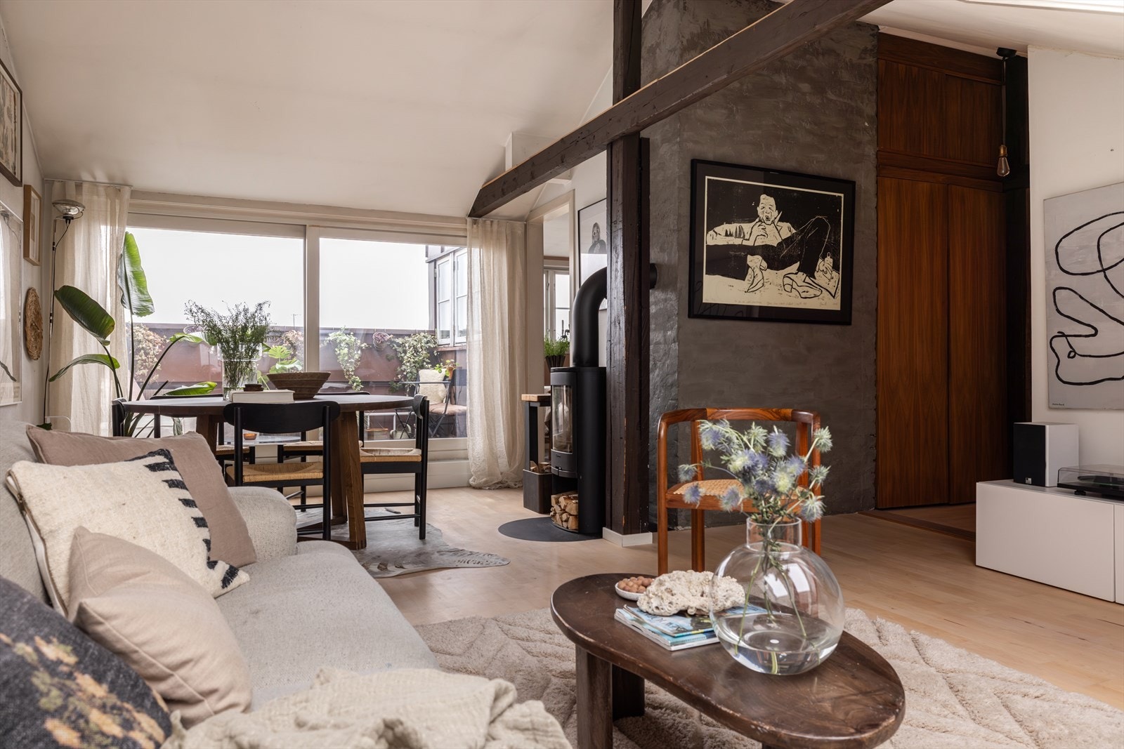 Leiligheten ligger usjenert til uten naboer vegg-i-vegg eller innsyn, noe som gir en privat og stille atmosfære. Galleribilde