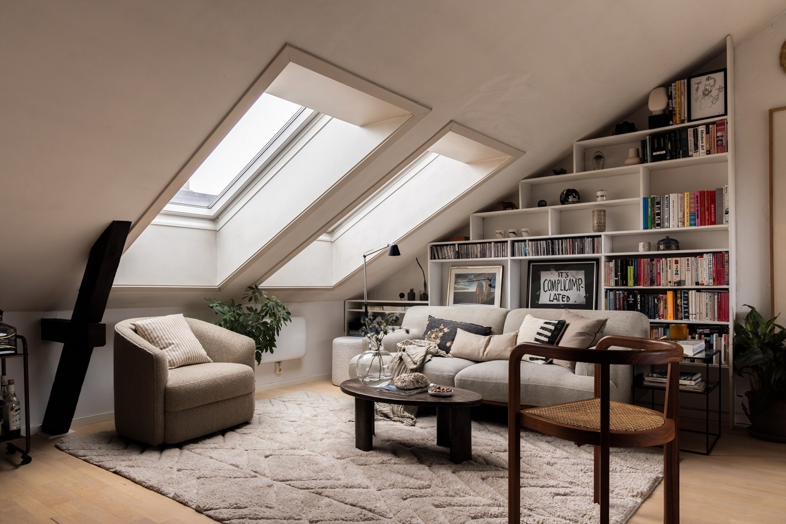 Leiligheten ble etablert i 2000 og er lys og luftig med høyt skråtak, takvinduer og uten innsyn. Galleribilde